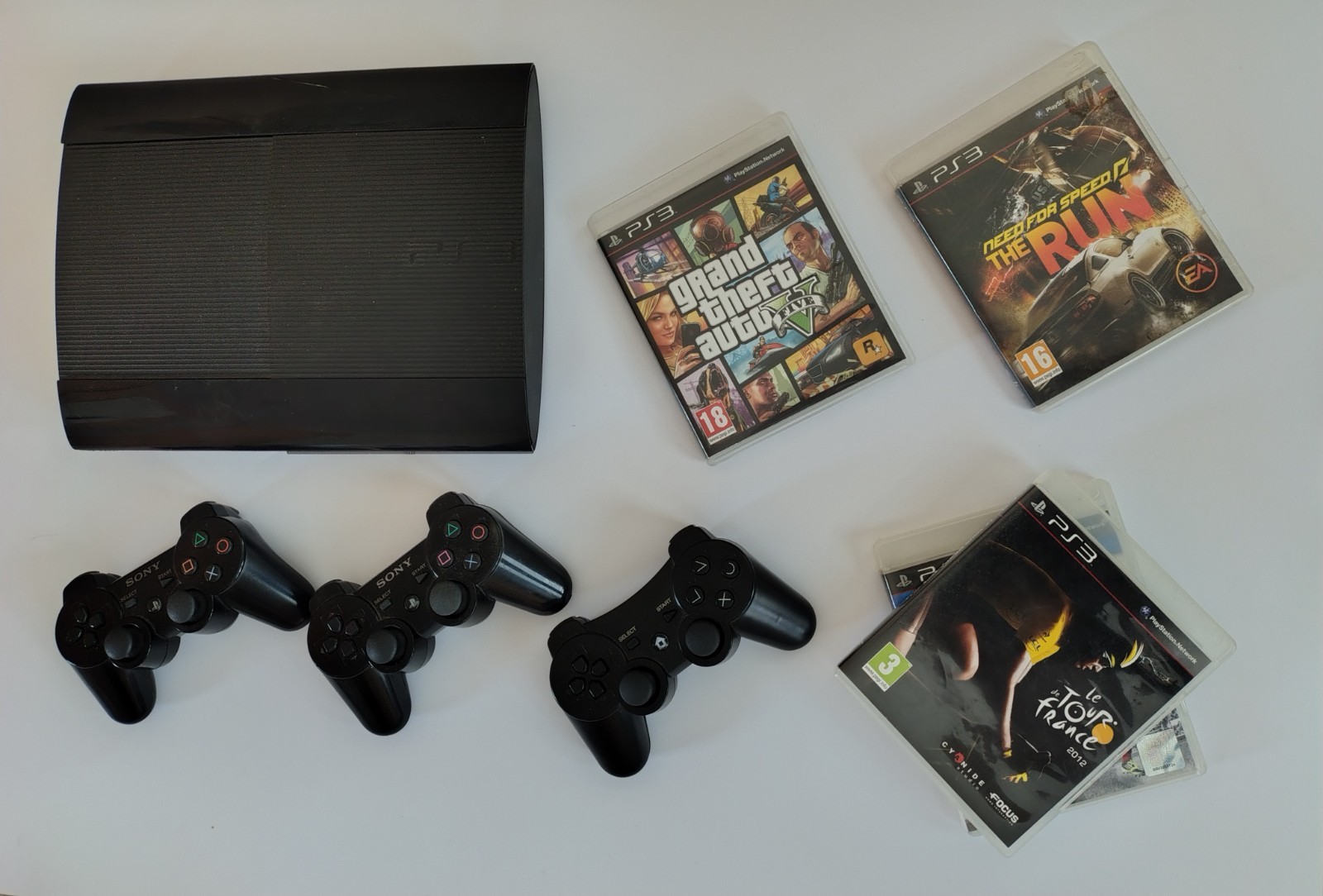 PlayStation 3 Super Slim 500GB + 3 Controllers + Games