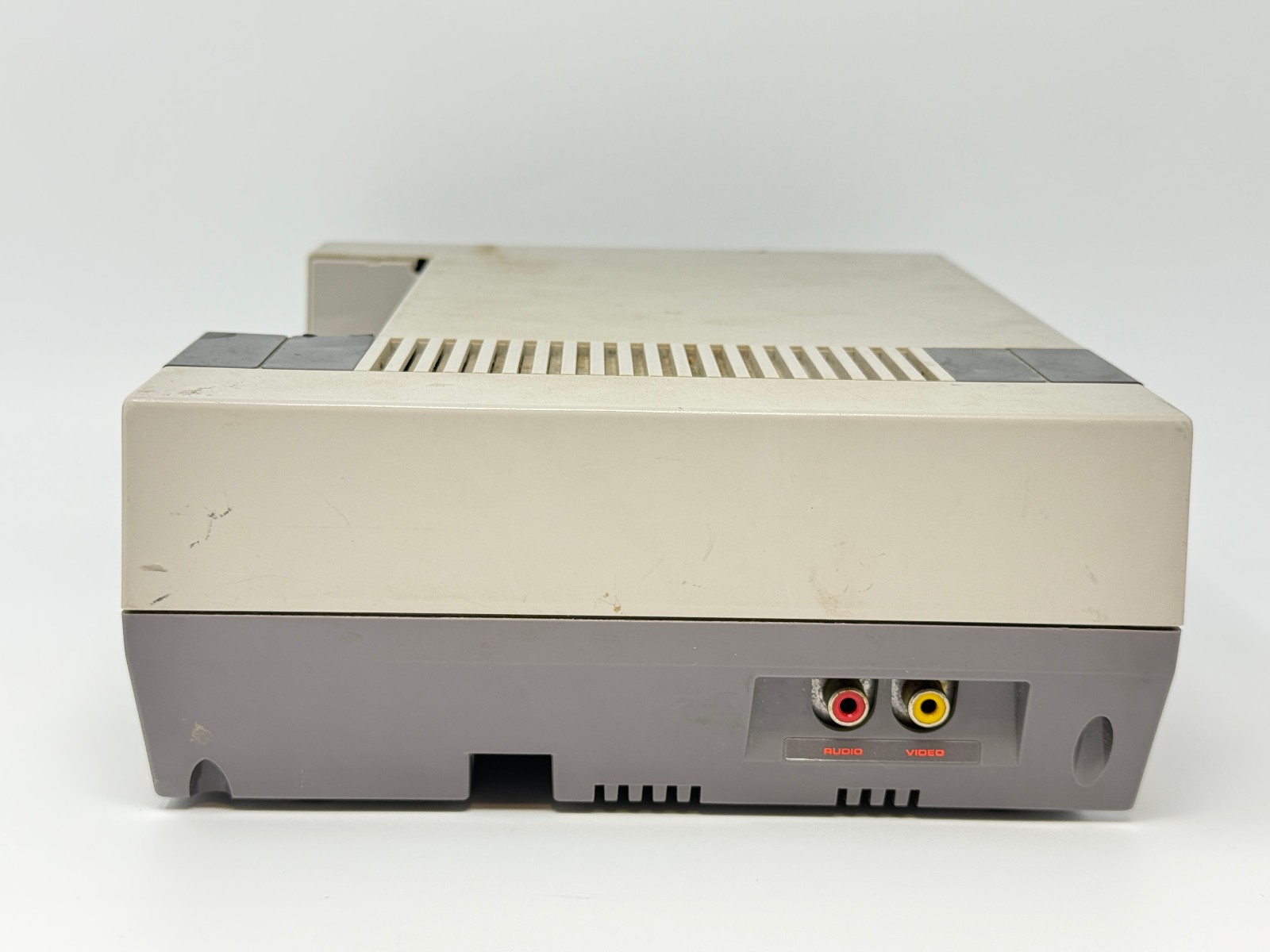 Nintendo NES Console [NES-001] *NO CABLES – POWERS ON – DOESN’T READ GAMES* [4f]
