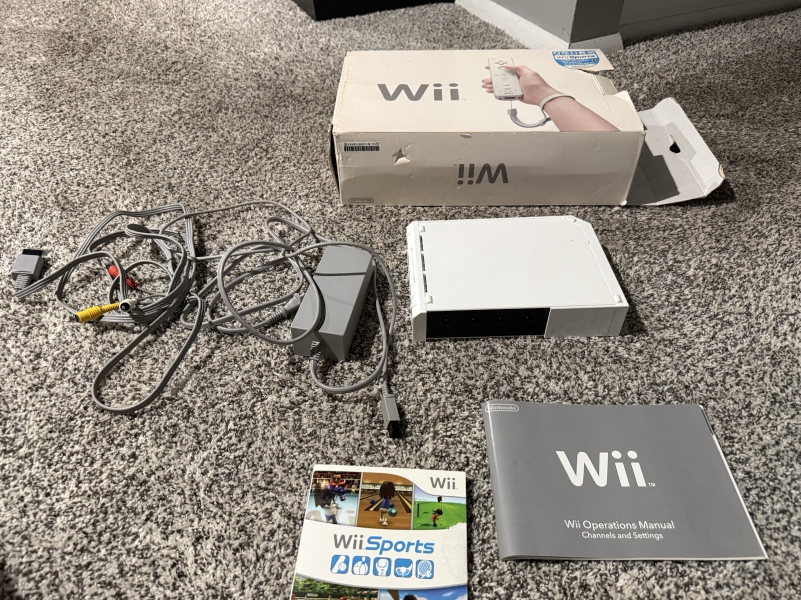 Nintendo Wii RVL-001 White Console Bundle w/ Box, Cables, Wii Sports Game