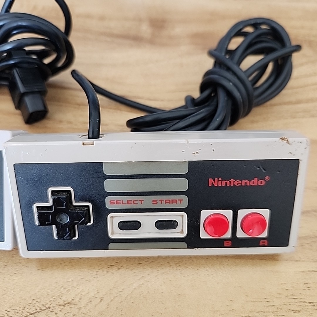 Nintendo NES Console System OEM w/ 2 Controllers Zapper RF Switch Power NES-001