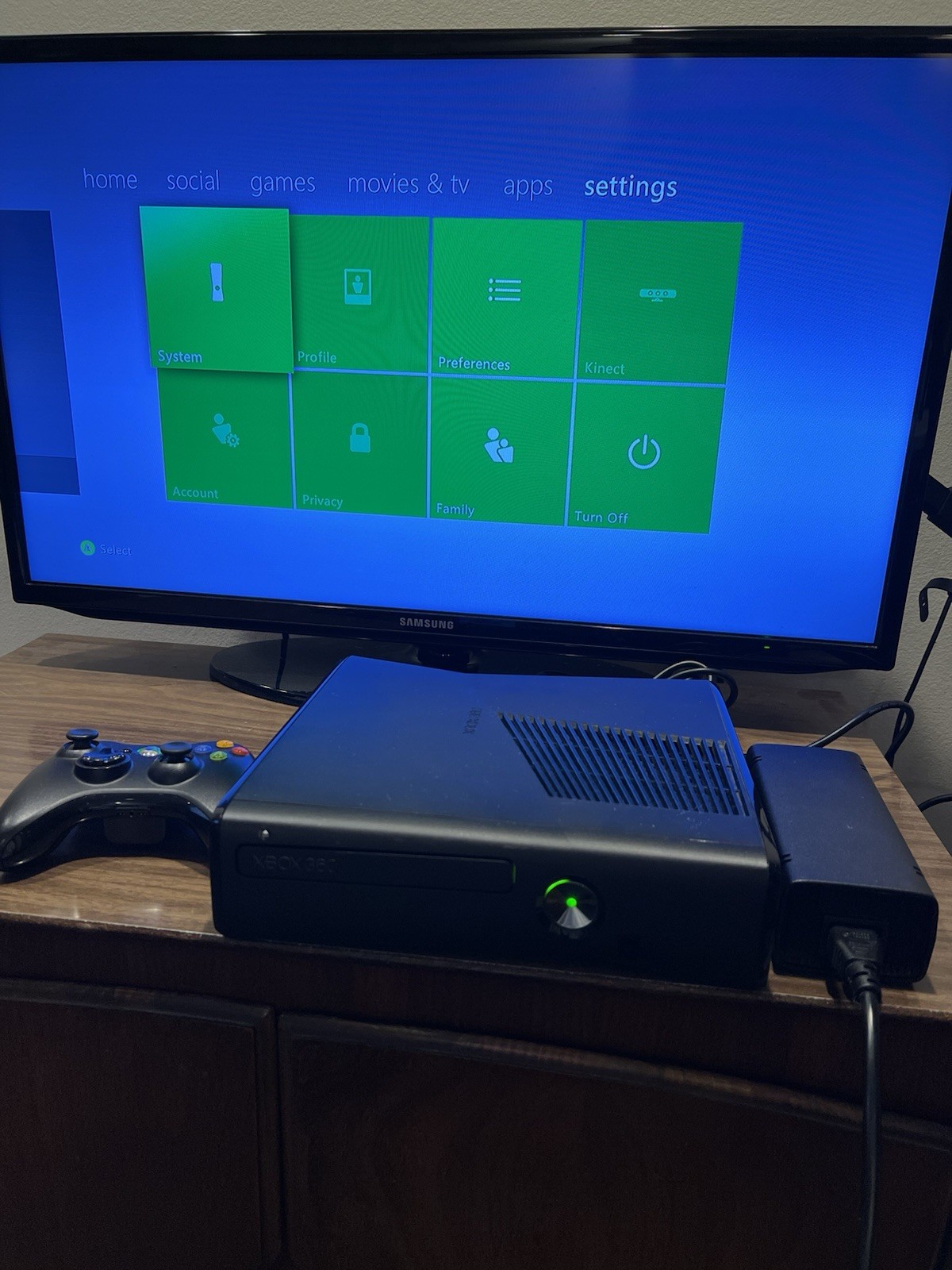 Microsoft Xbox 360 S 4GB Console Black 1439 + Controllers & More, No HDD TESTED