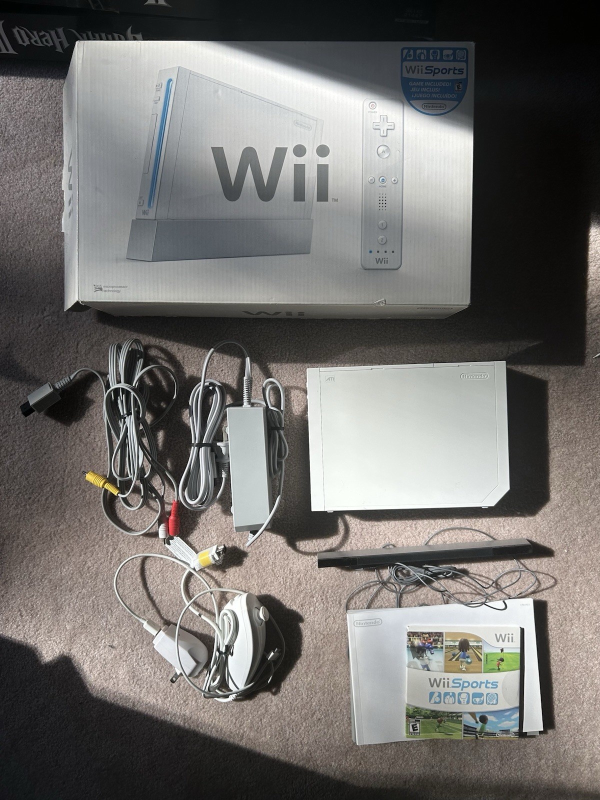 Nintendo Wii Console Bundle White CIB Wii Sports OEM Cables Sensor Bar