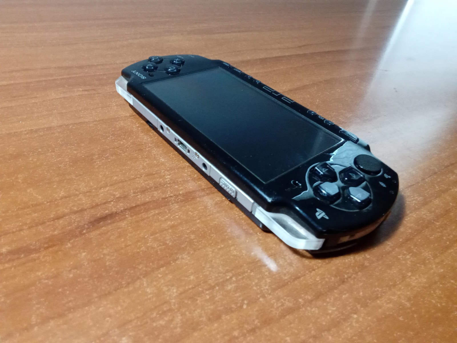 *DEFECTIVE* Sony PSP 2000 Handheld System – Piano Black *FOR PARTS / REPAIR*