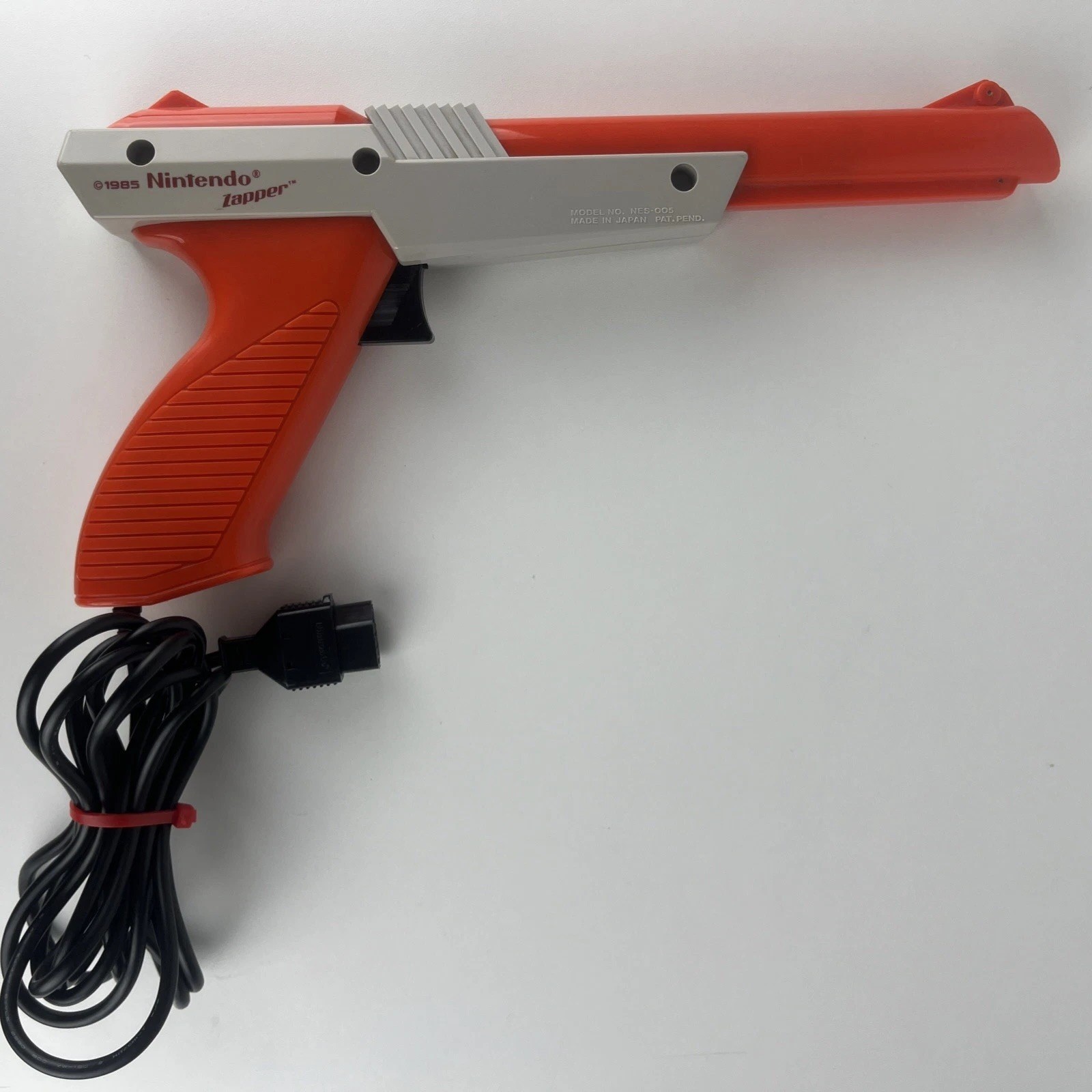 Nintendo NES System Console Bundle 2 Controllers Zapper Gun 3 Games NEW 72 PIN
