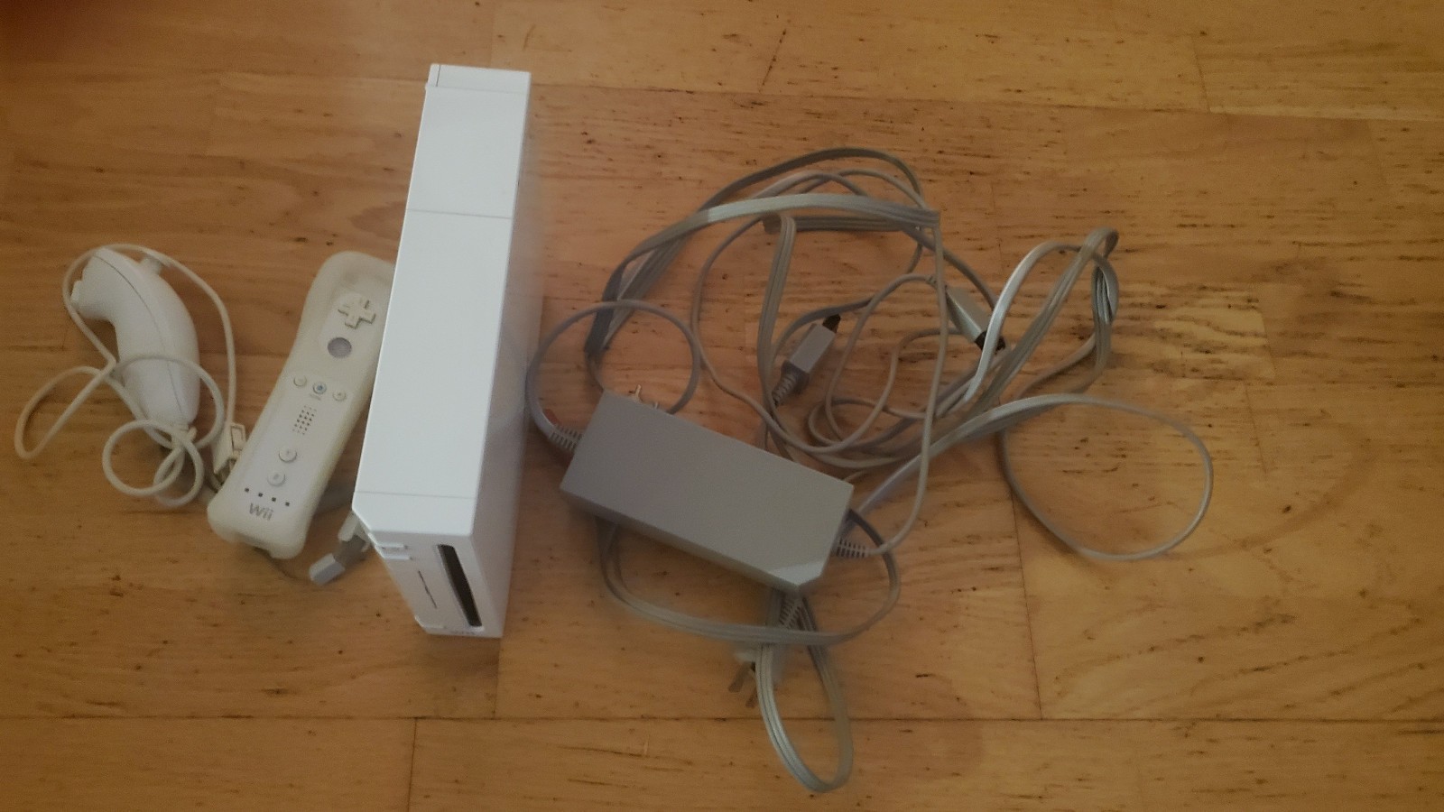 Nintendo Wii with Wii Play included, All cables and Wii Remote with Nunchuk