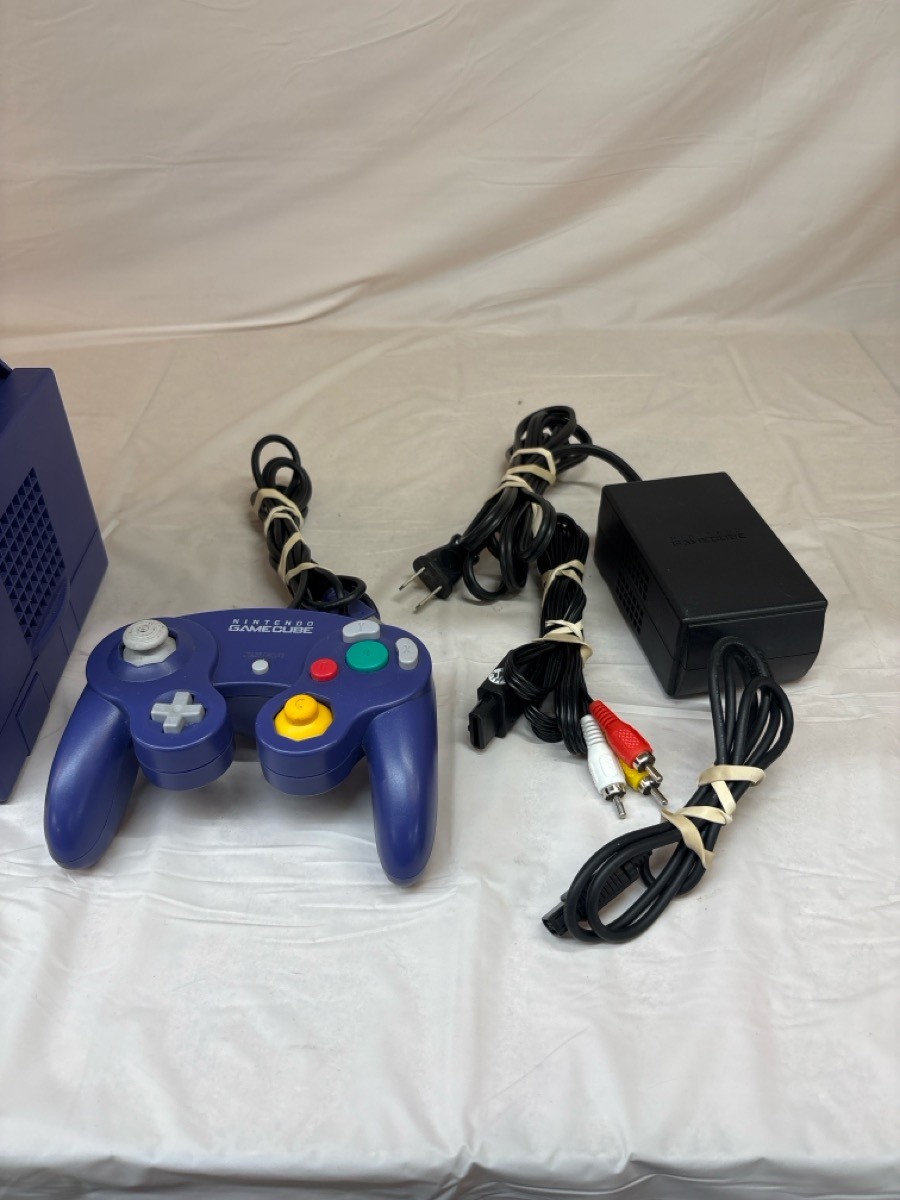 NINTENDO GAMECUBE DOL-001(USA) WITH CORDS AND CONTROLLER (J31005298)