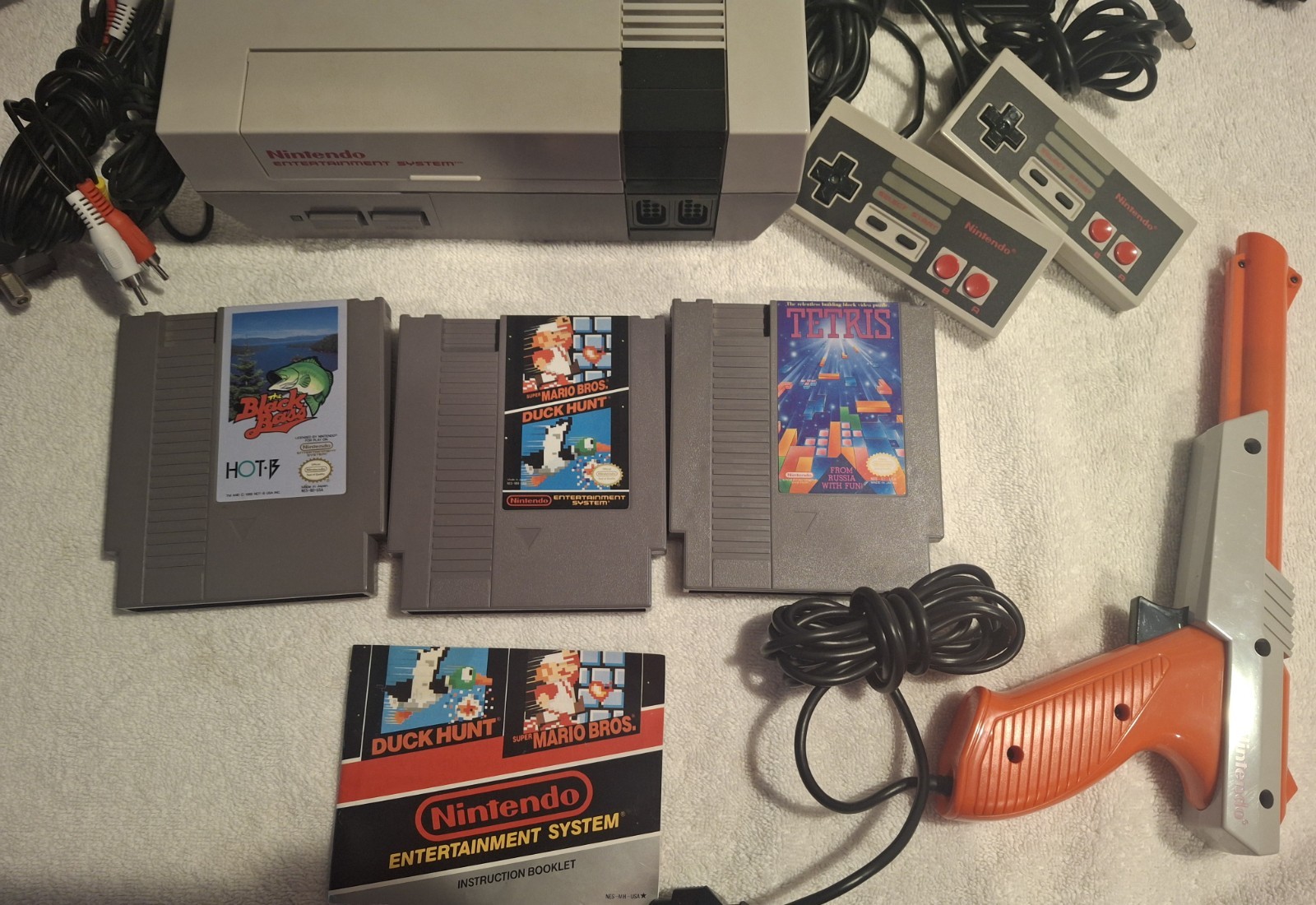 Original Nintendo NES Console 3 Games 2 Controllers And Zapper READ DESCRIPTION