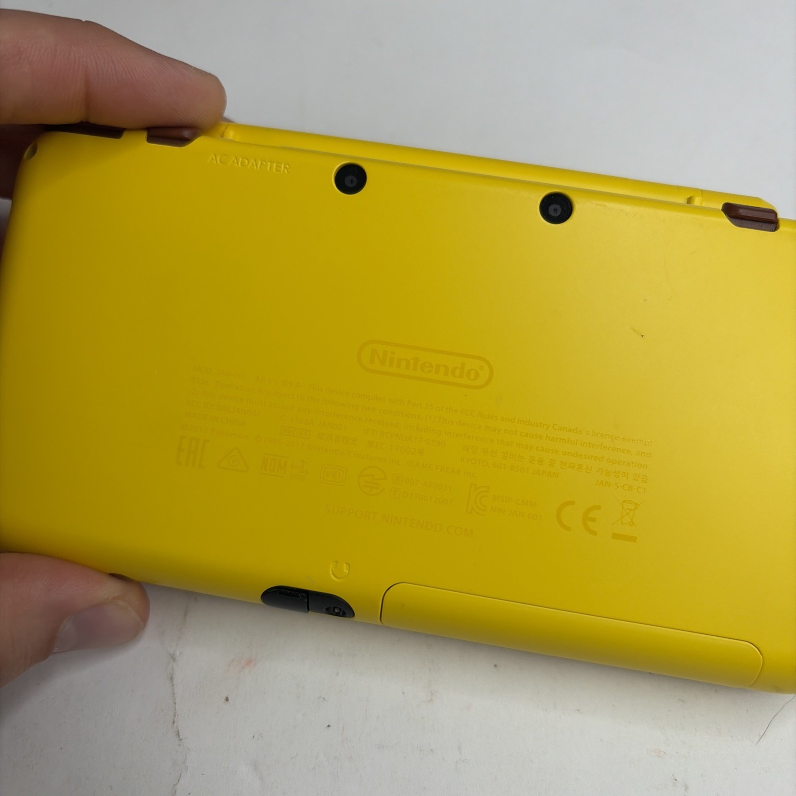 Nice! Nintendo New 2DS XL Pikachu Edition US Model W Charger Stylus