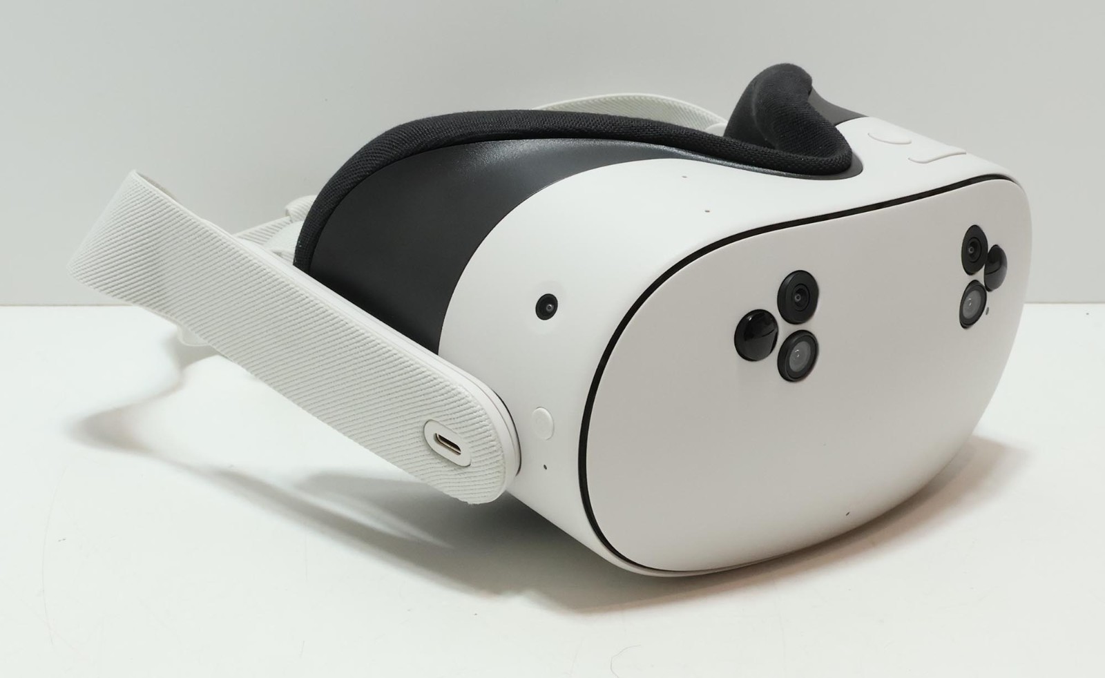 Meta Quest 3s Mixed Reality VR Headset 128GB Model P97 – White/Gray