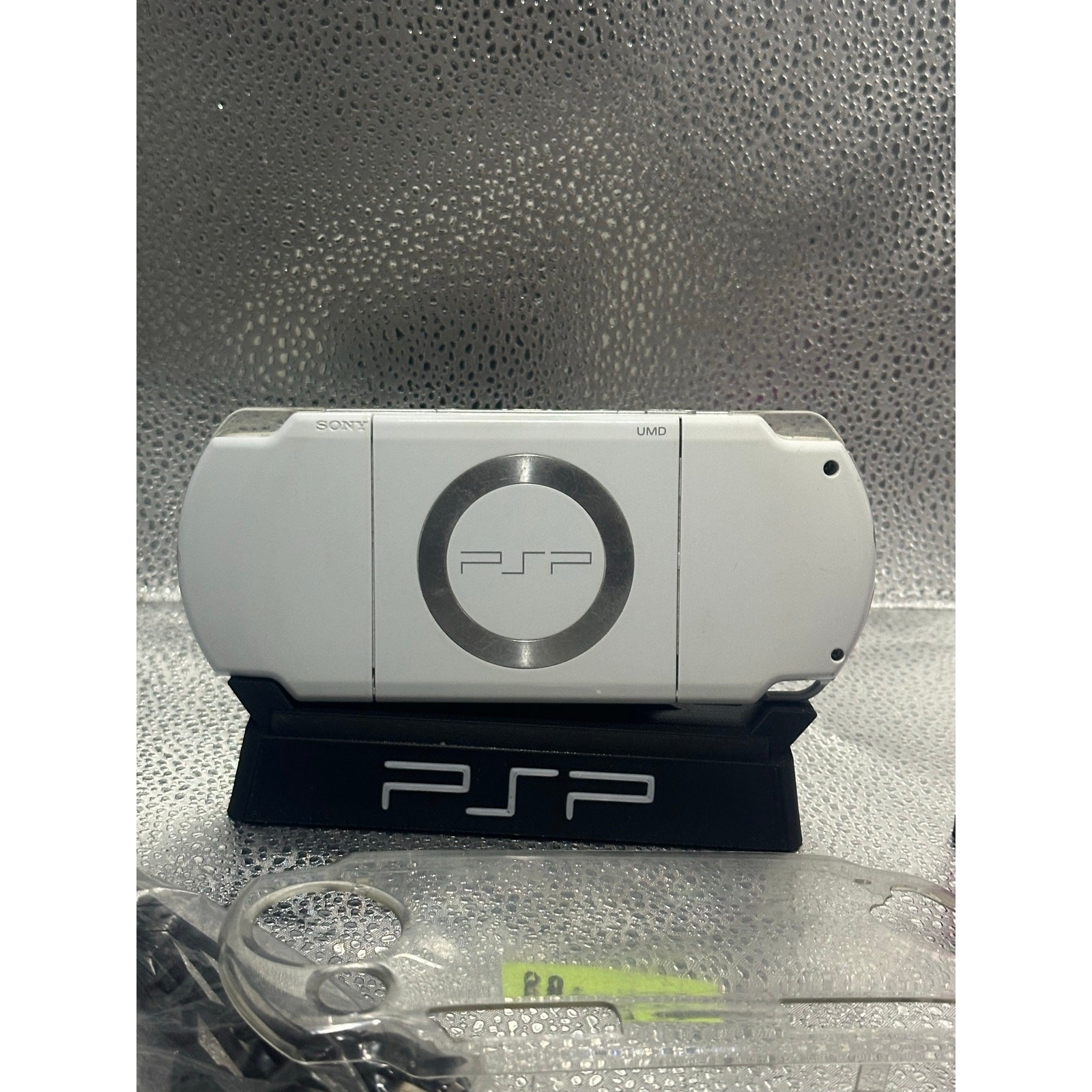 White psp 2000 w/usb charger & new battery