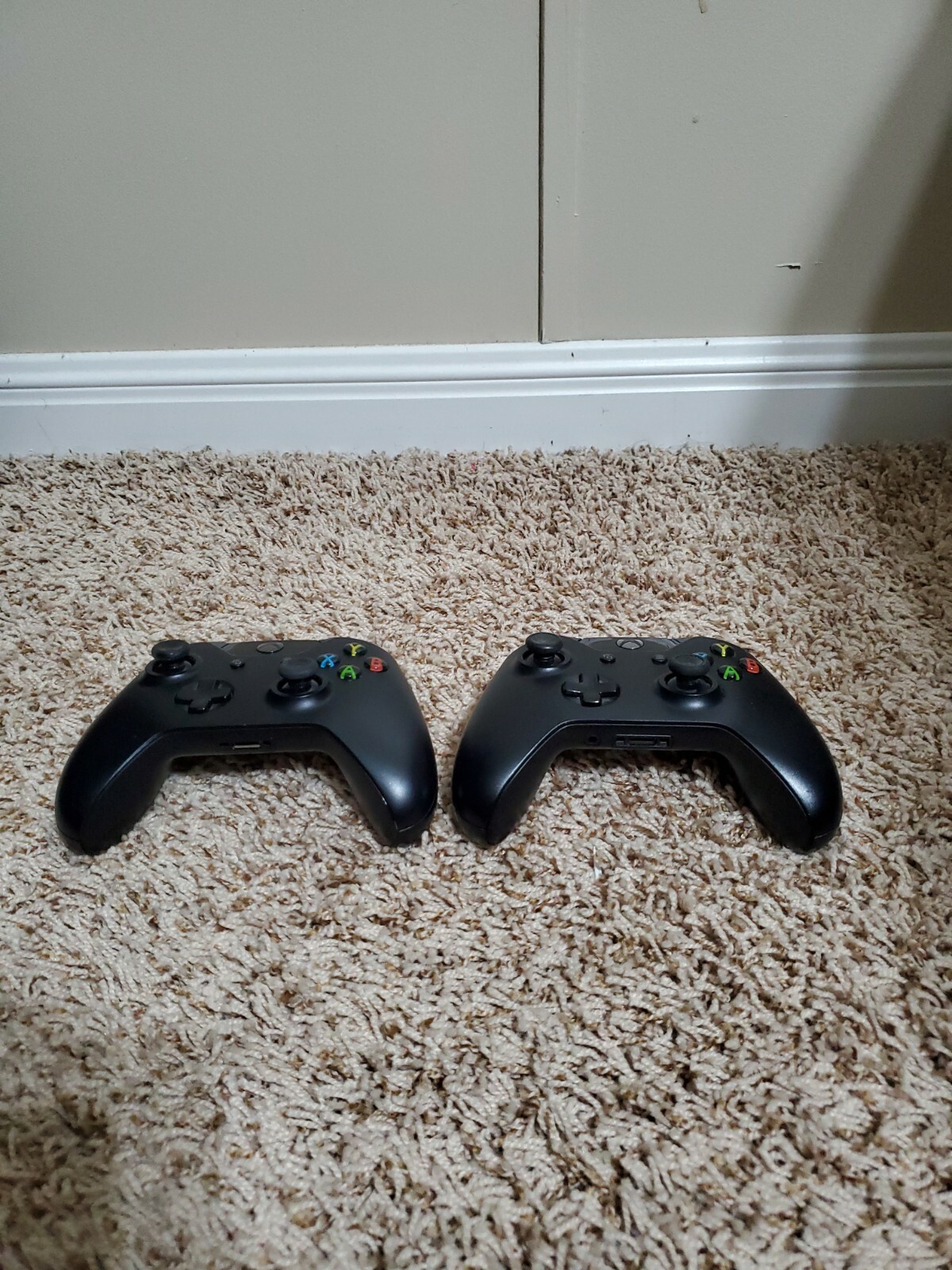 XBOX One, 500Gb. Excellent condition. Plus 2 controllers.