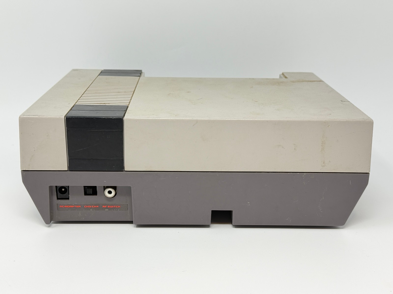 Nintendo NES Console [NES-001] *NO CABLES – POWERS ON – DOESN’T READ GAMES* [4f]