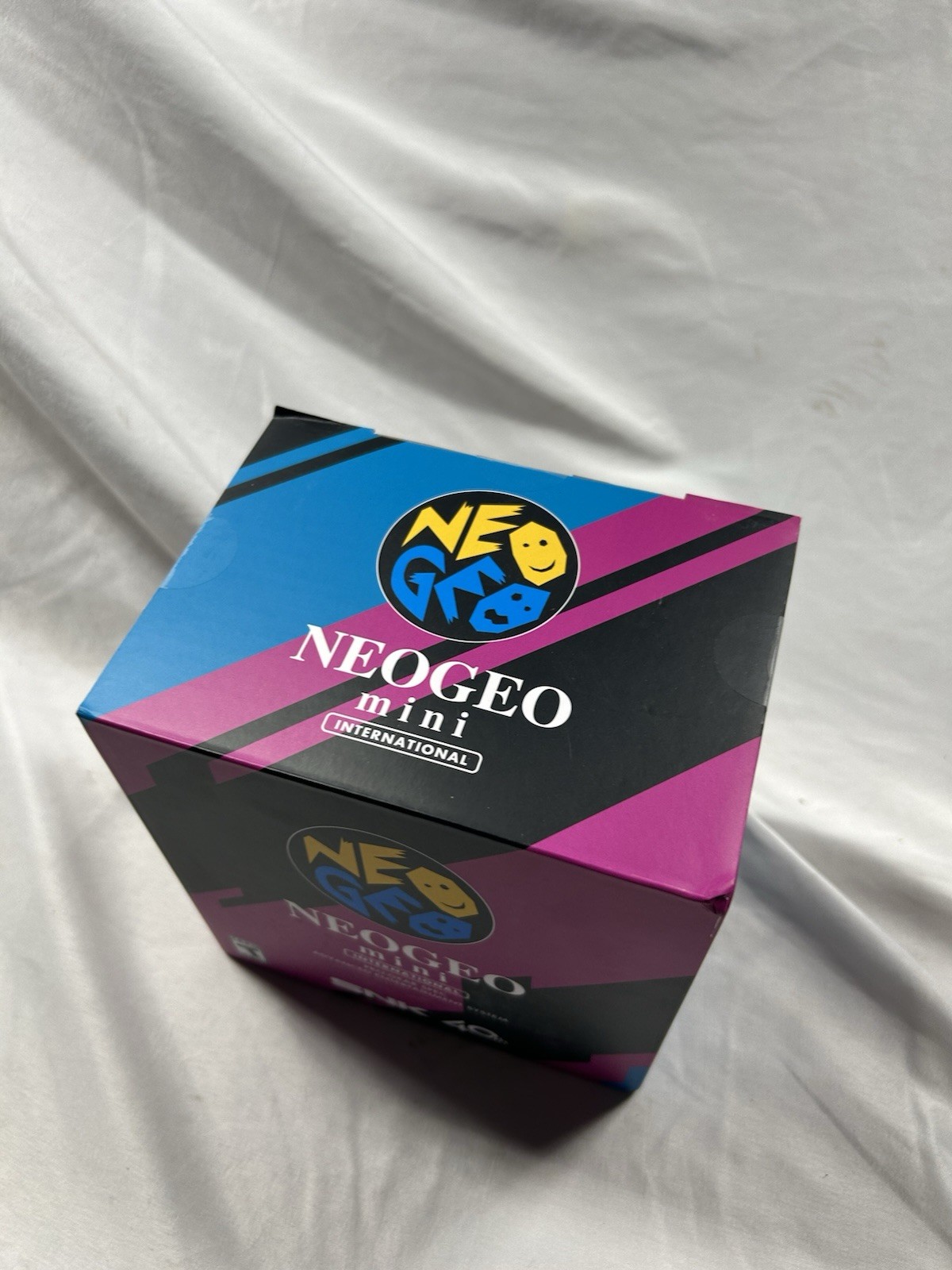 NEW Neo Geo Mini Console with 40 games – International Version – SNK