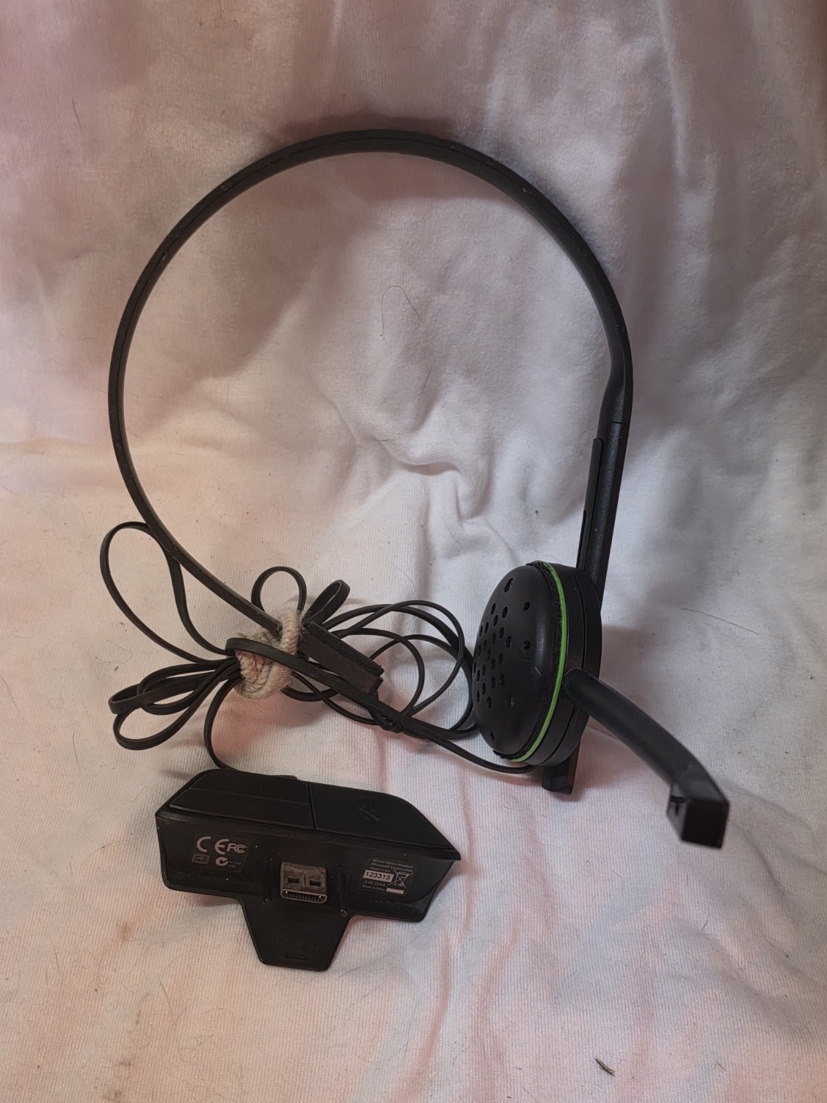 X Box 360 S Gaming console With Kintect Headphones Controller 320 Gb Hard Drive.