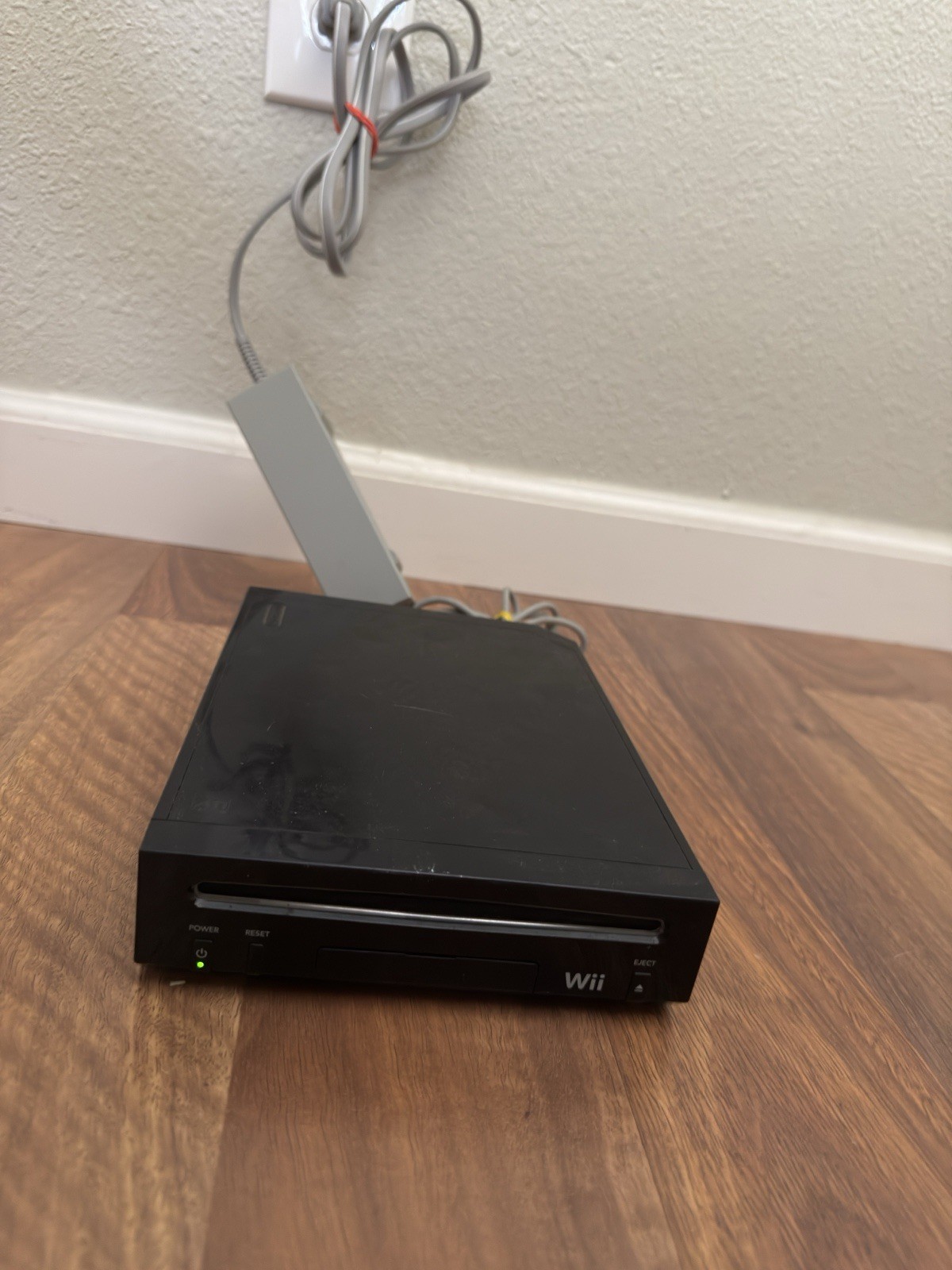 Nintendo Wii (RVL-101) Console Bundle with OEM Cables Black Powers On