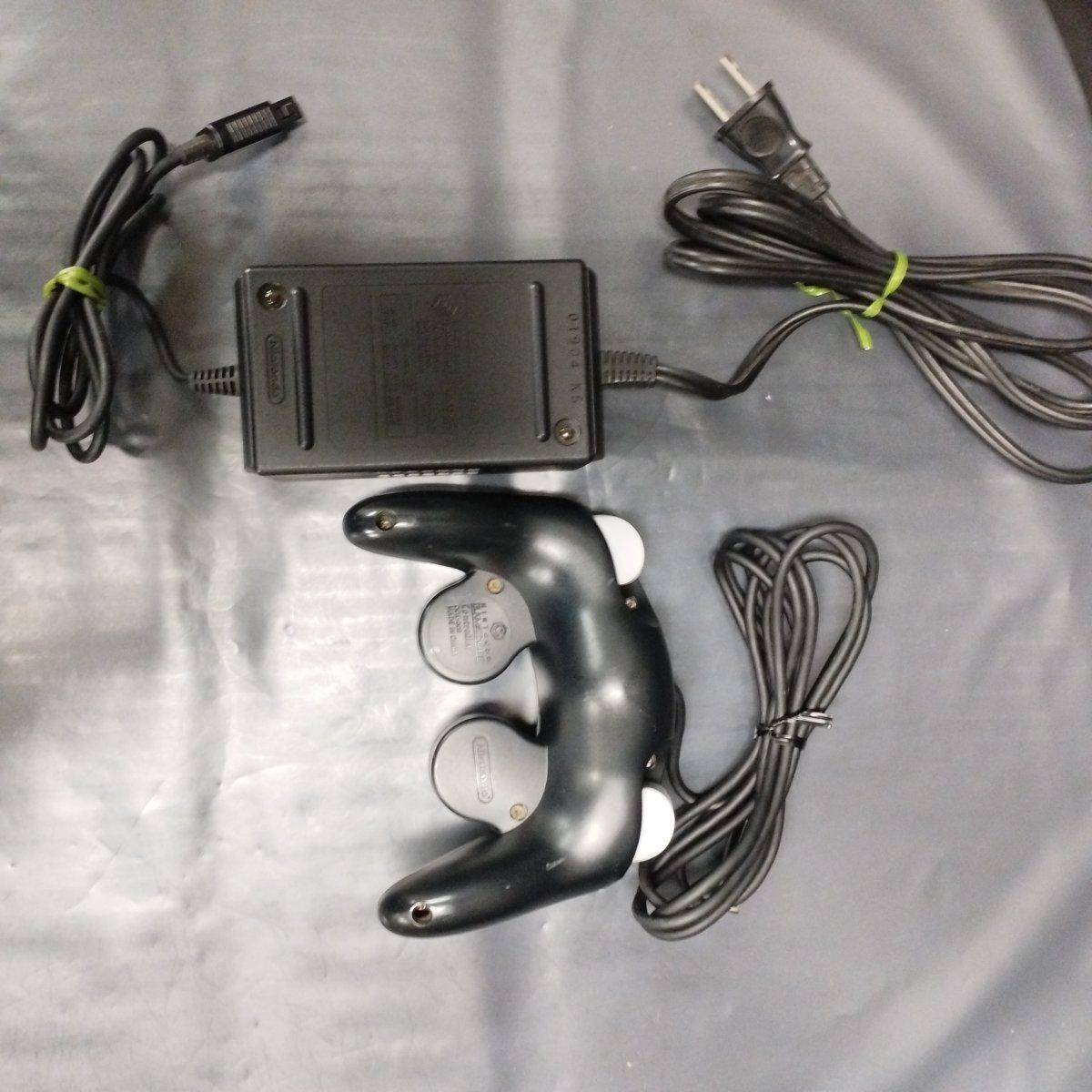 Nintendo GameCube Console Black DOL-001 NTSC-U with 2 Controllers s1697M