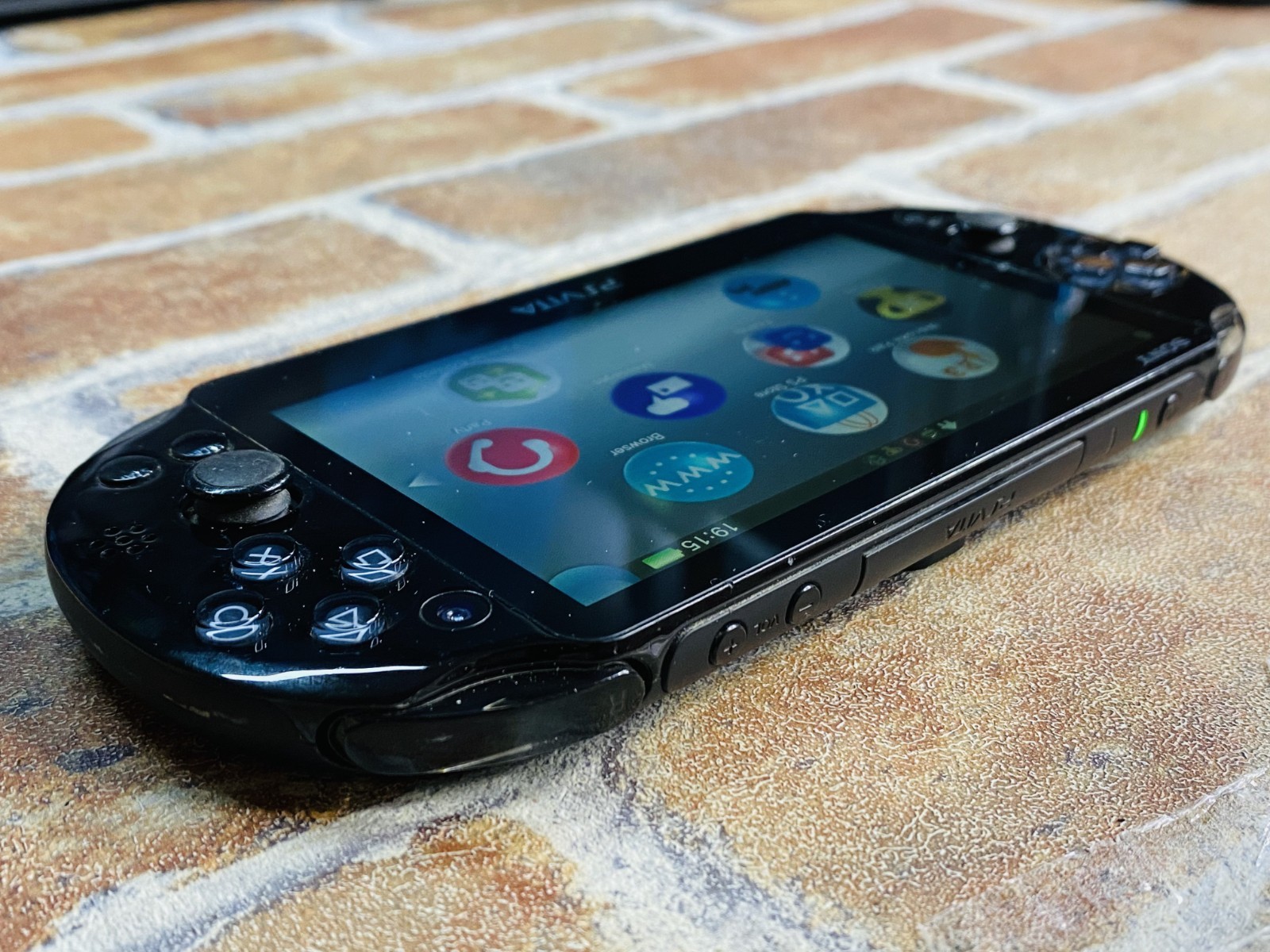 PS Vita PCH 2000 Black SONY PlayStation Japan 16GB Charger MobileCase 1Game No2D
