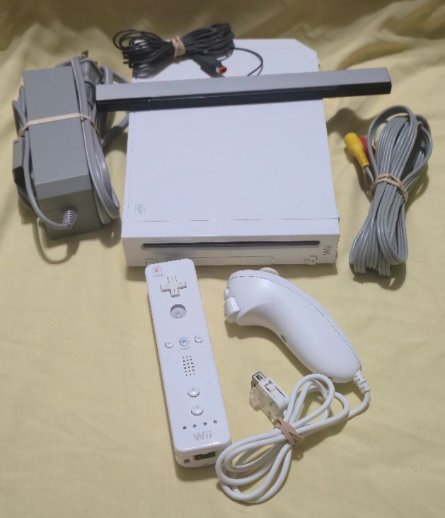 White Nintendo Wii RVL-001 Console Bundle w/ Controller, Nunchuck, Cords TESTED