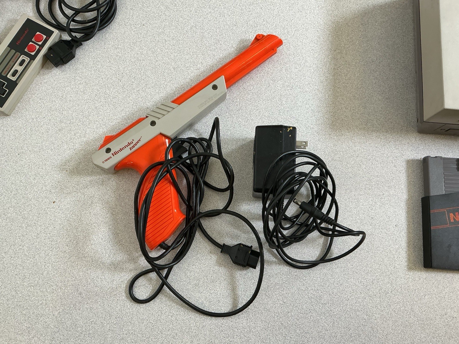 Nintendo Entertainment System Console 2 Controllers, Zapper, 3 Games Super Mario