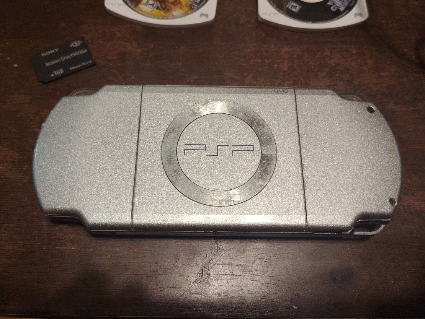 PSP 2001 Silver + 4 Games, 1Gb Memory Stick, Case And Charger