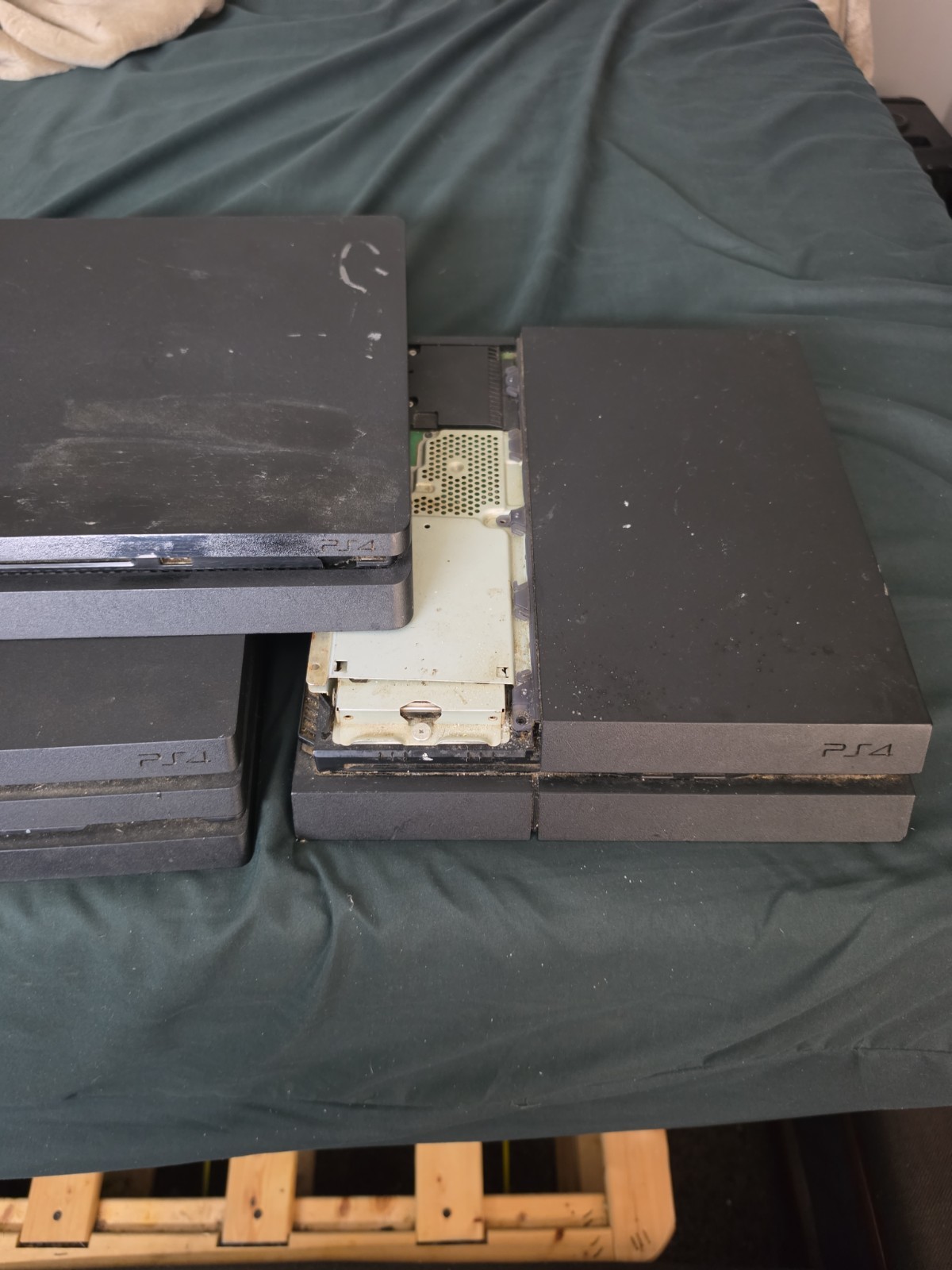 Lot Of 3 Ps4 Consoles For Parts/move Controllers/2 memory Hard Drive 2tb .