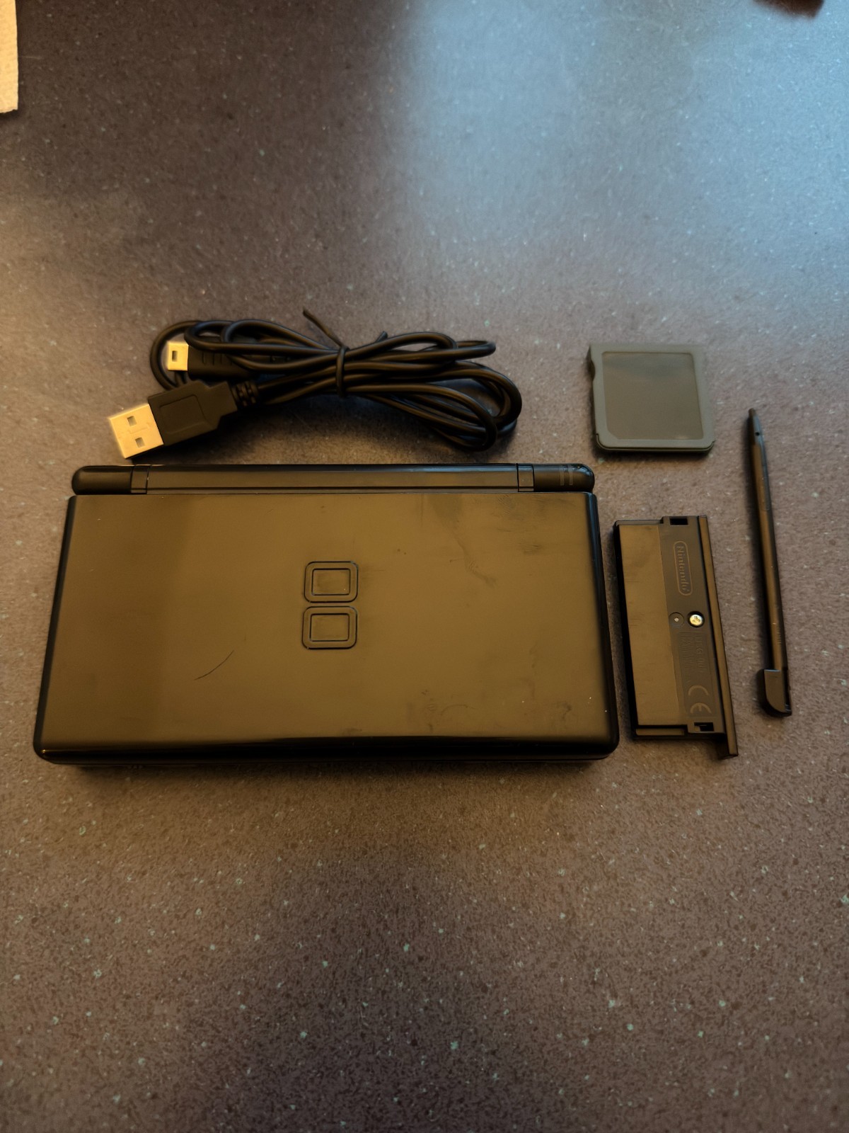 Nintendo DS Lite with R4 Cartridge 8GB microSD