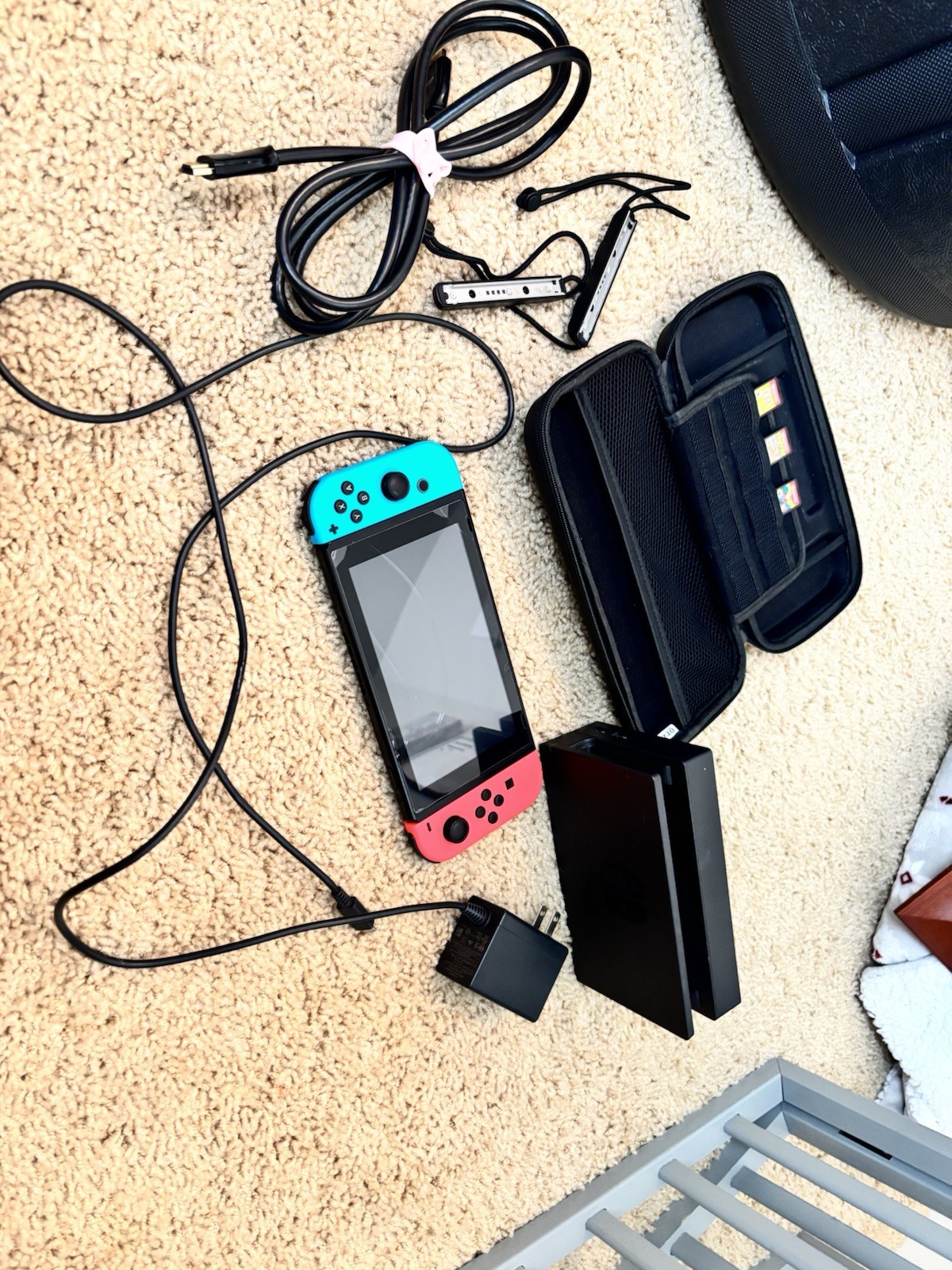 Nintendo Switch Console 32GB Wi-Fi HDMI 1080p HAC-001 Blue/Red Joy-Con Case
