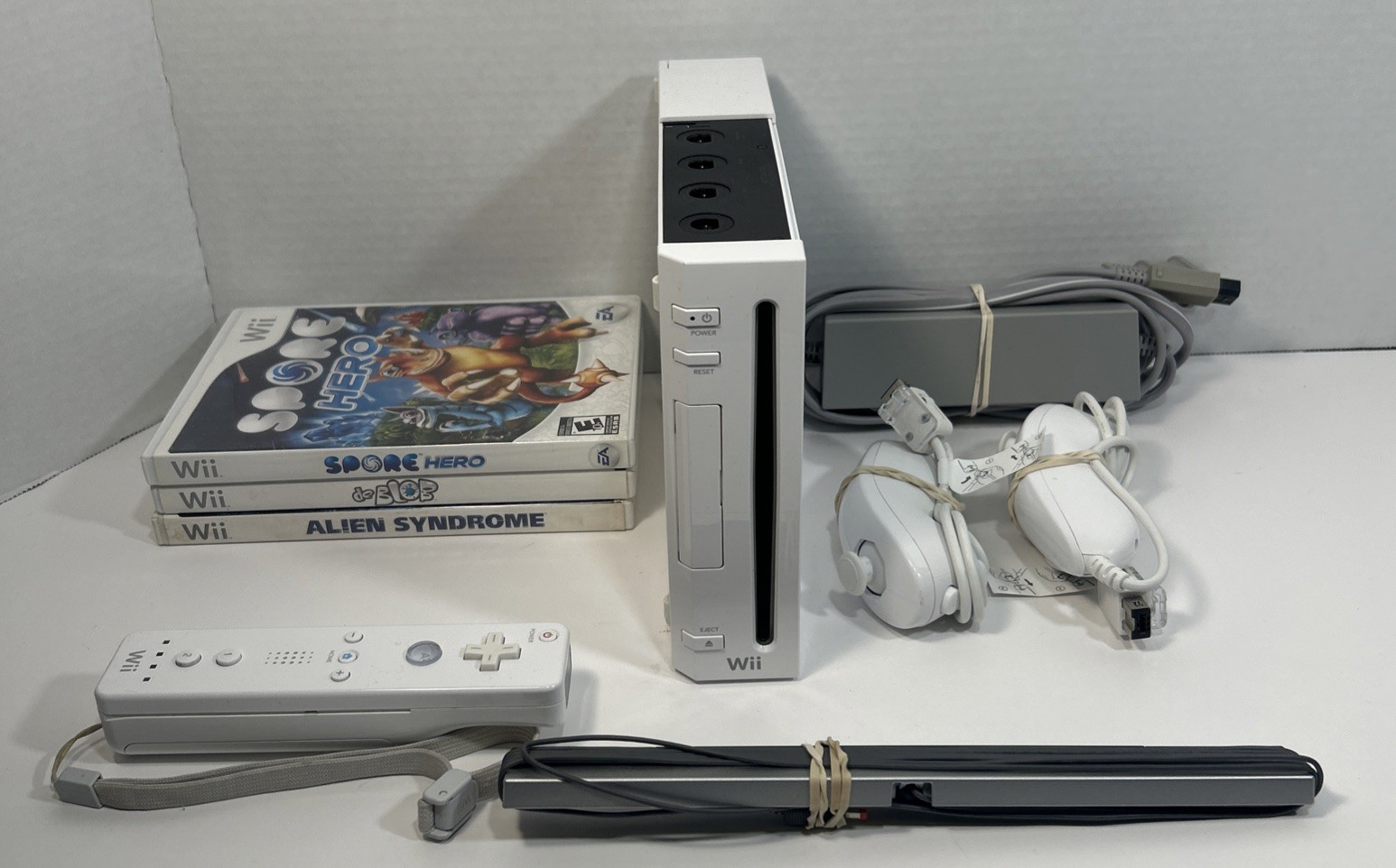 Nintendo Wii RVL-001 Console Bundle Tested GameCube Compatible 3 Games