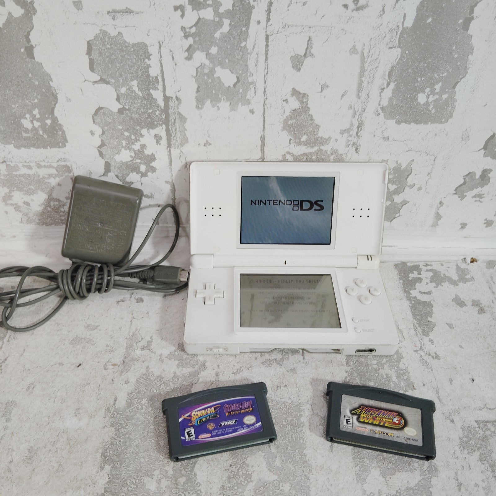 Nintendo DS Lite Bundle 2 Games Charger Stylus Mega Man White Scooby Doo