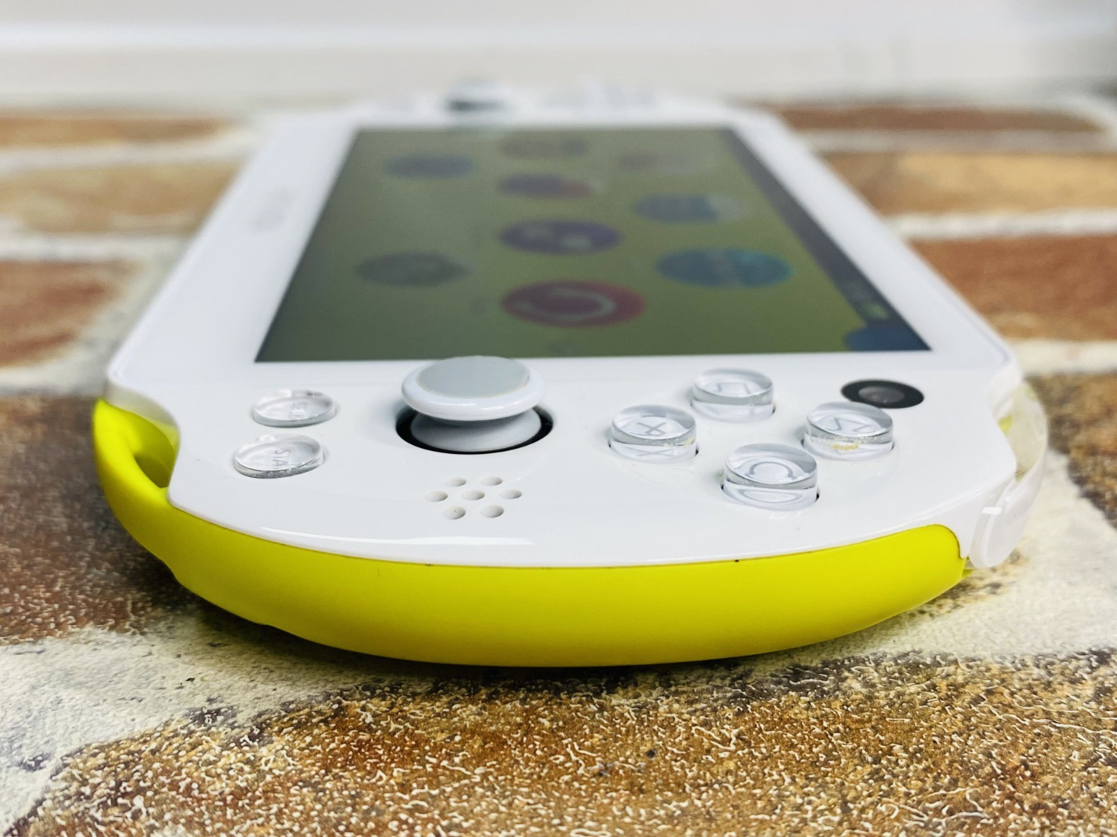 Sony PS Vita Lime Green/White PCH 2000 ZA13 Playstation Charger 16GB Tested Ex