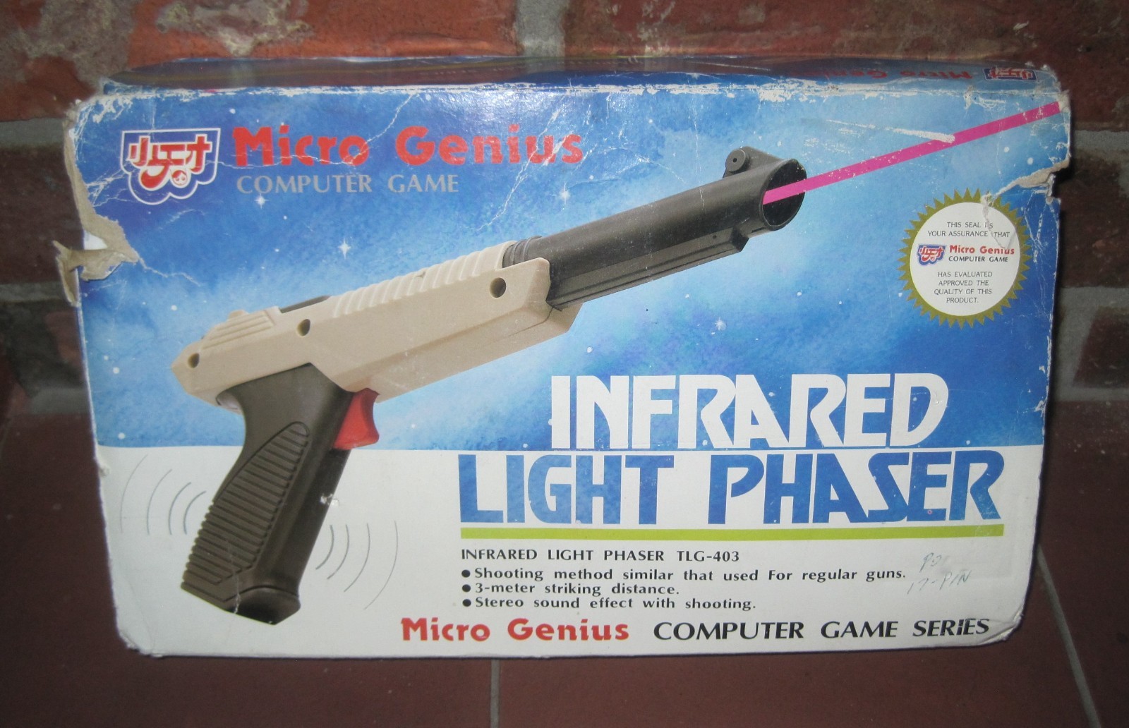 Vtg MICRO GENIUS FAMICLON 15 PIN INFRARED LIGHT PHASER GUN c/w Original BOX