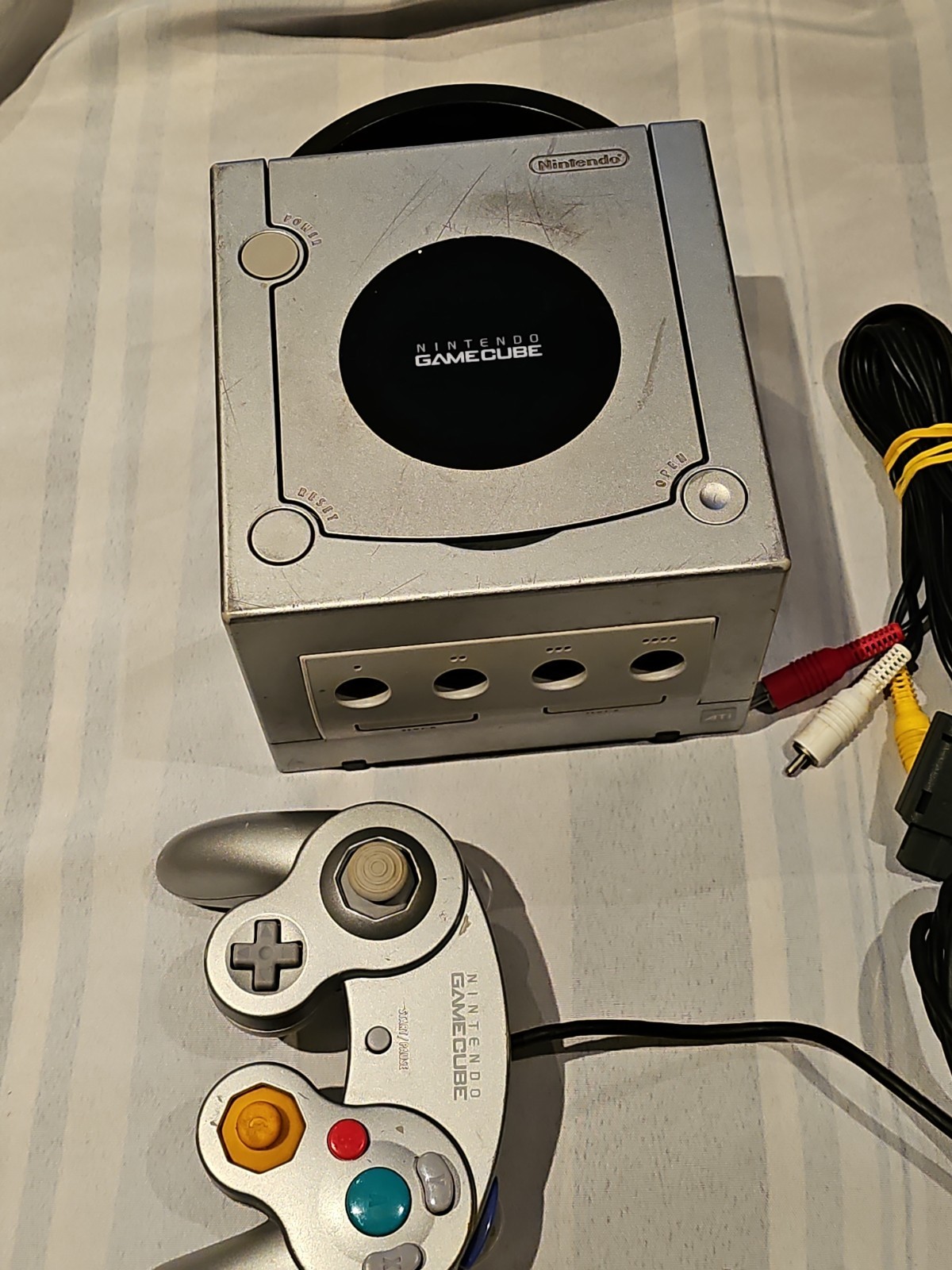 AS pictured Nintendo GameCube DOL-101 Gaming System SILVER Console w/ Controller