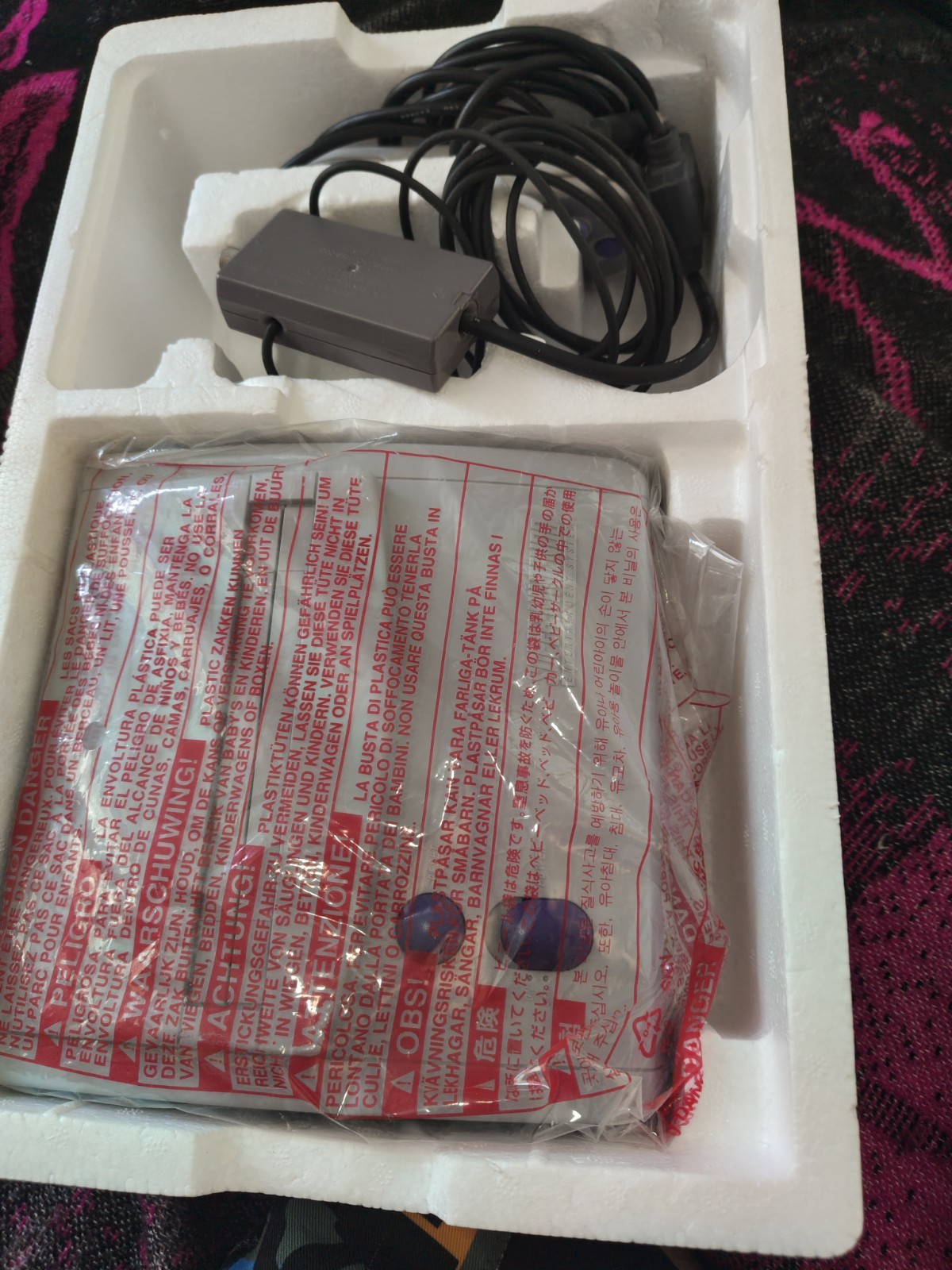 CANADIAN VARIANT SUPER NINTENDO JR IN BOX READ