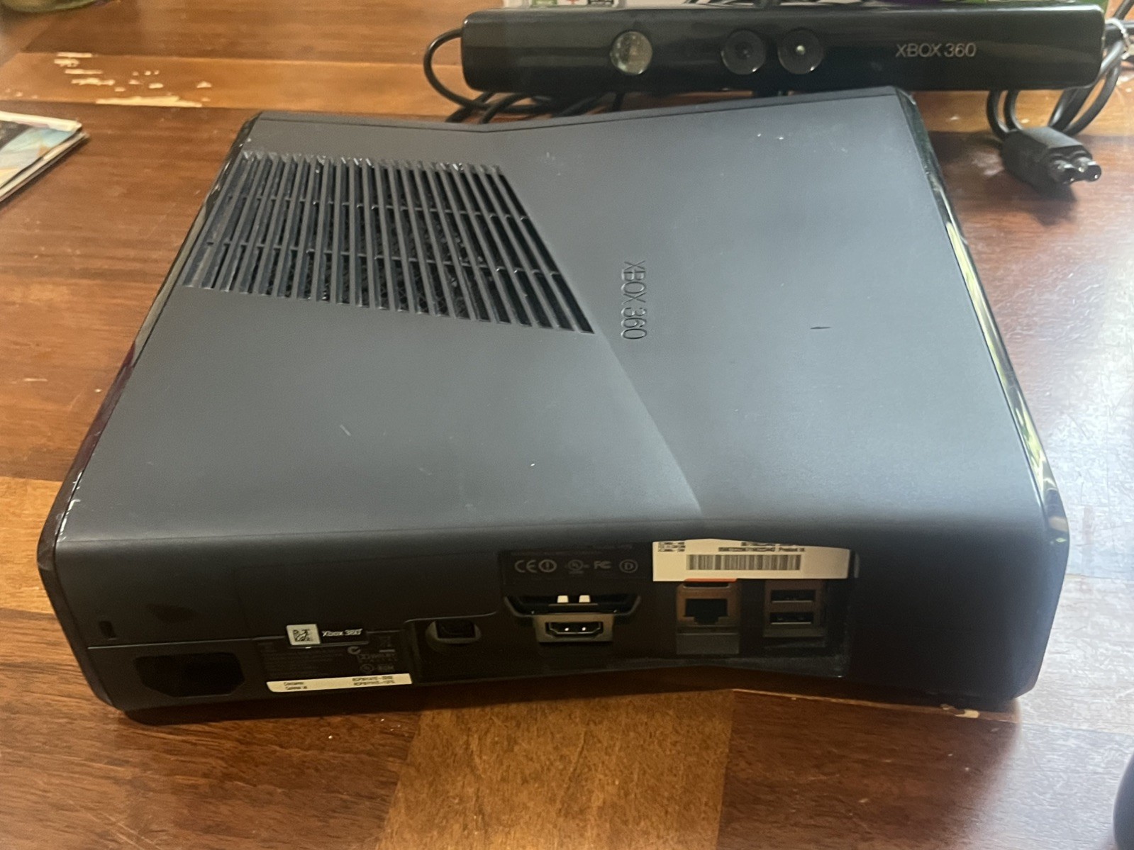 Xbox 360 Console with kinect Box 2 controllers and call of duty mw2