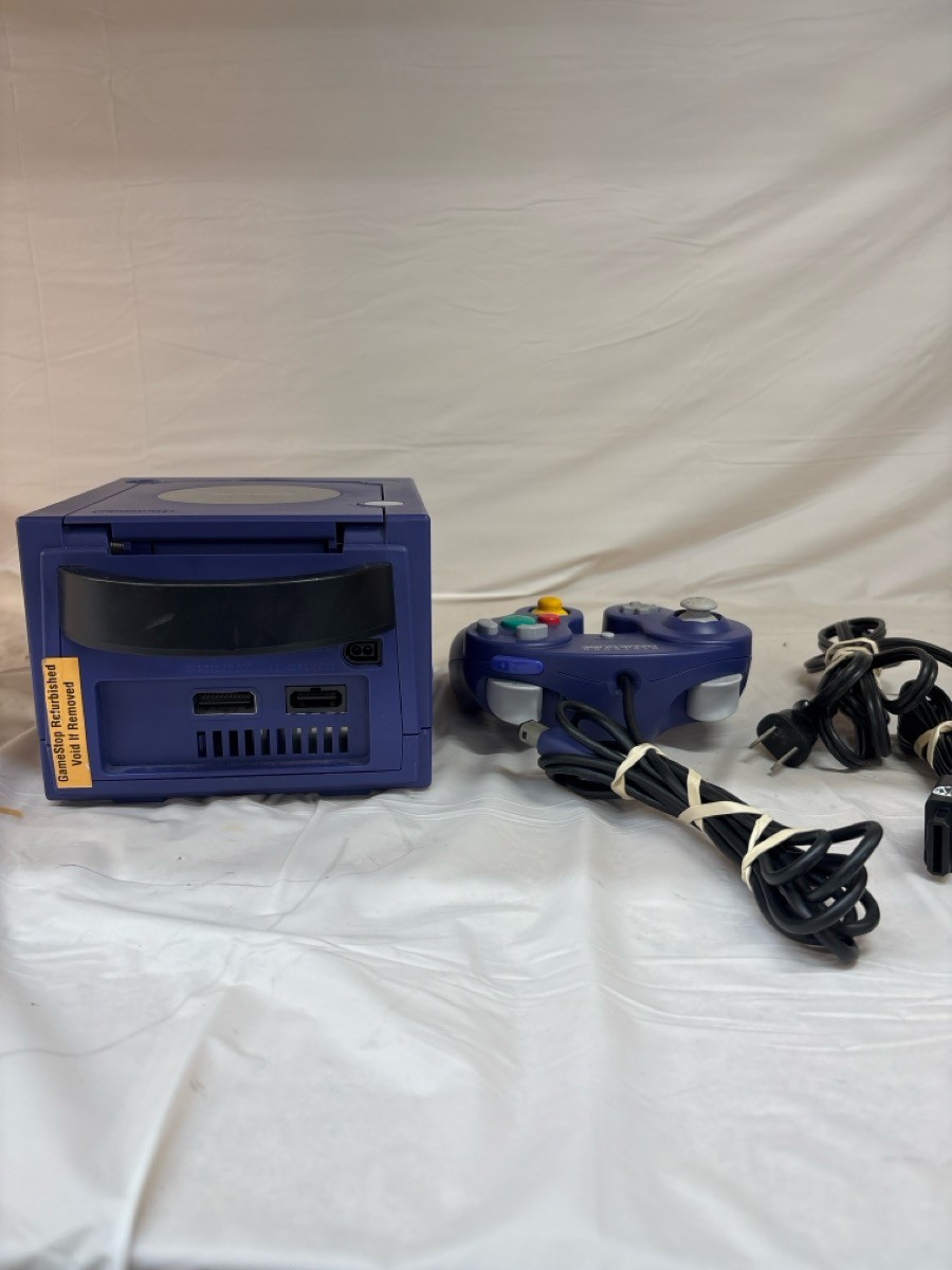 NINTENDO GAMECUBE DOL-001(USA) WITH CORDS AND CONTROLLER (J31005298)