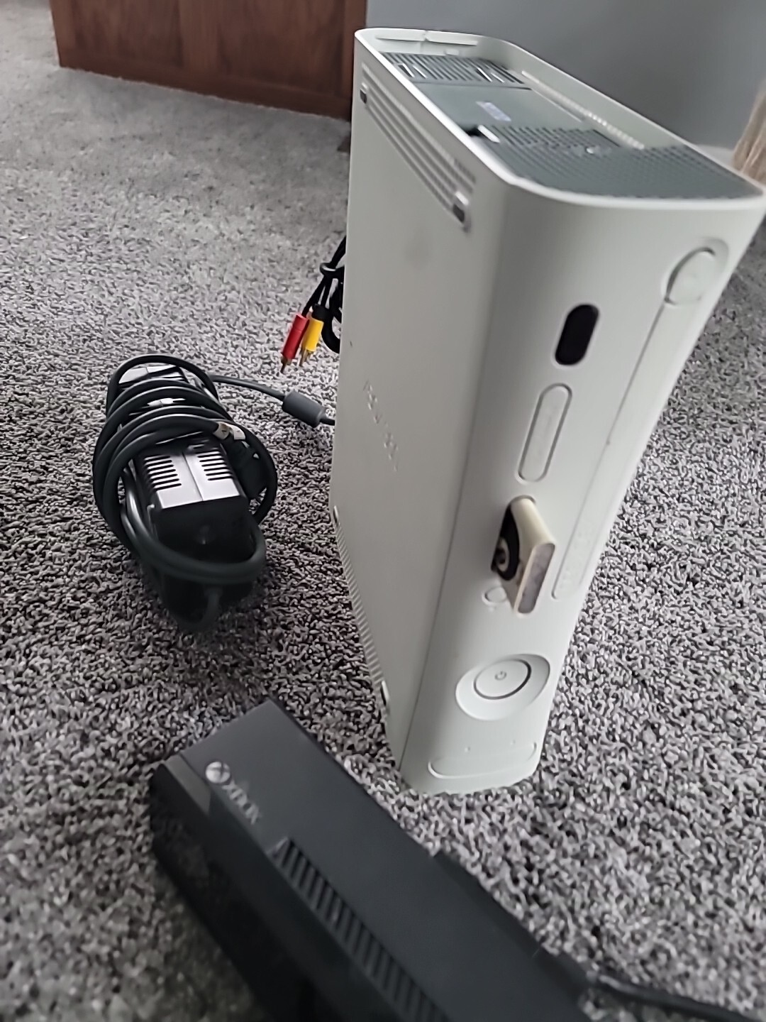 Microsoft Xbox 360 Pro System Bundle 60GB White Console 10 Games Kinect Sensor