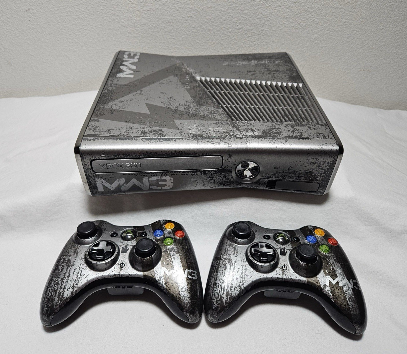 Microsoft Xbox 360 MW3 Limited Edition 320GB w/ 2 Controllers