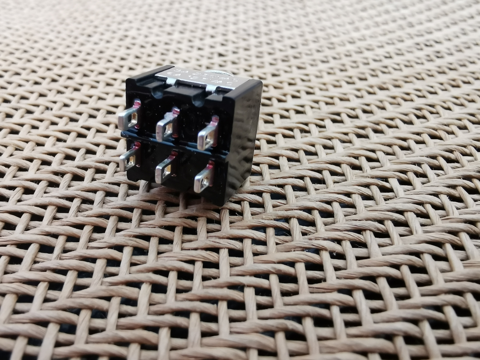 1 120V 230V Momentary (ON)-OFF-(ON) Toggle SWITCH