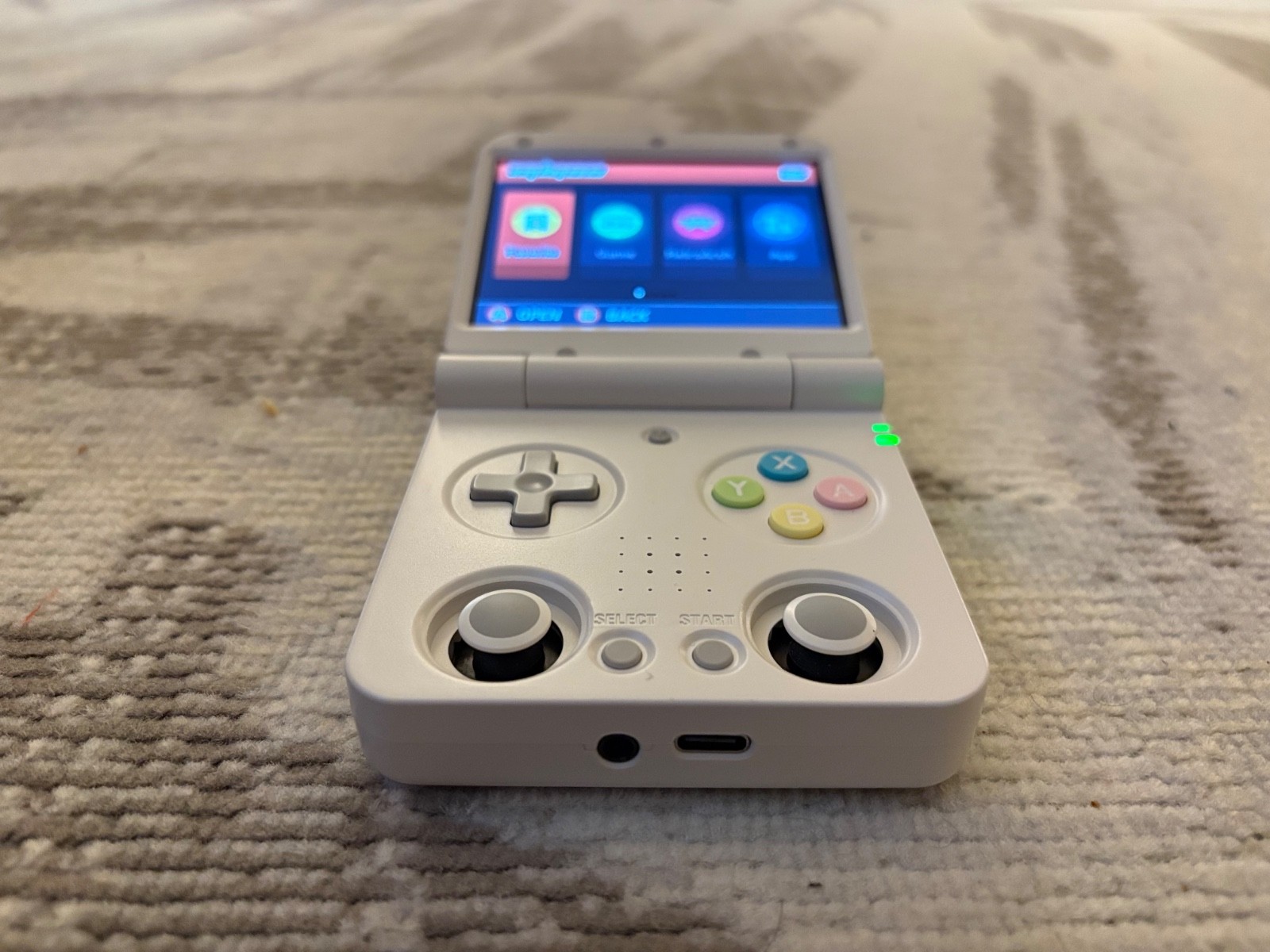 Miyoo Flip – Retro Handheld (White)