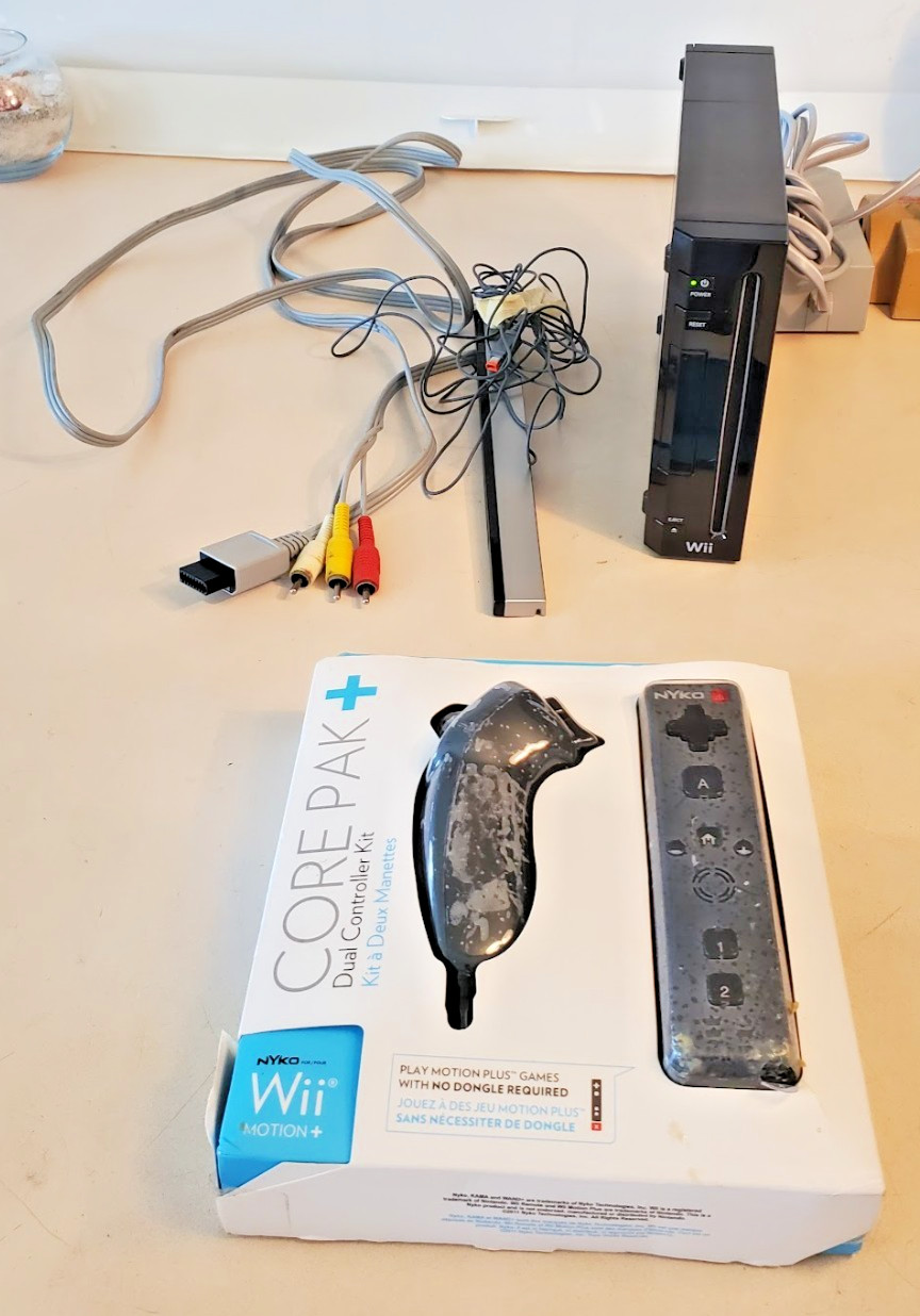 NINTENDO Wii Black Gaming Console RVL-101. Bundle unit, NEW NYKO Core Pak+ Dual