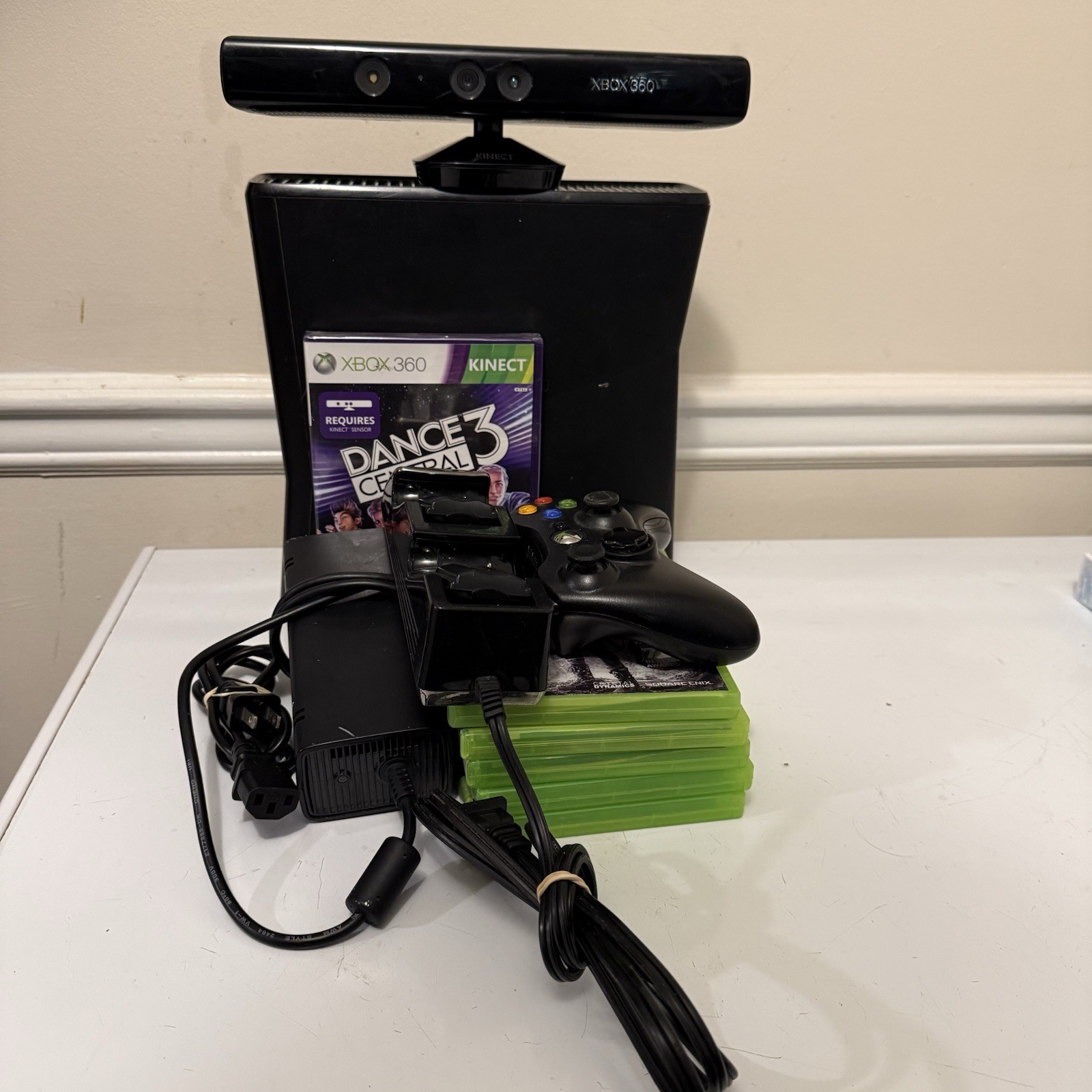 Microsoft Xbox 360 S 250GB Gloss Black Console Model with Kinect Bundle