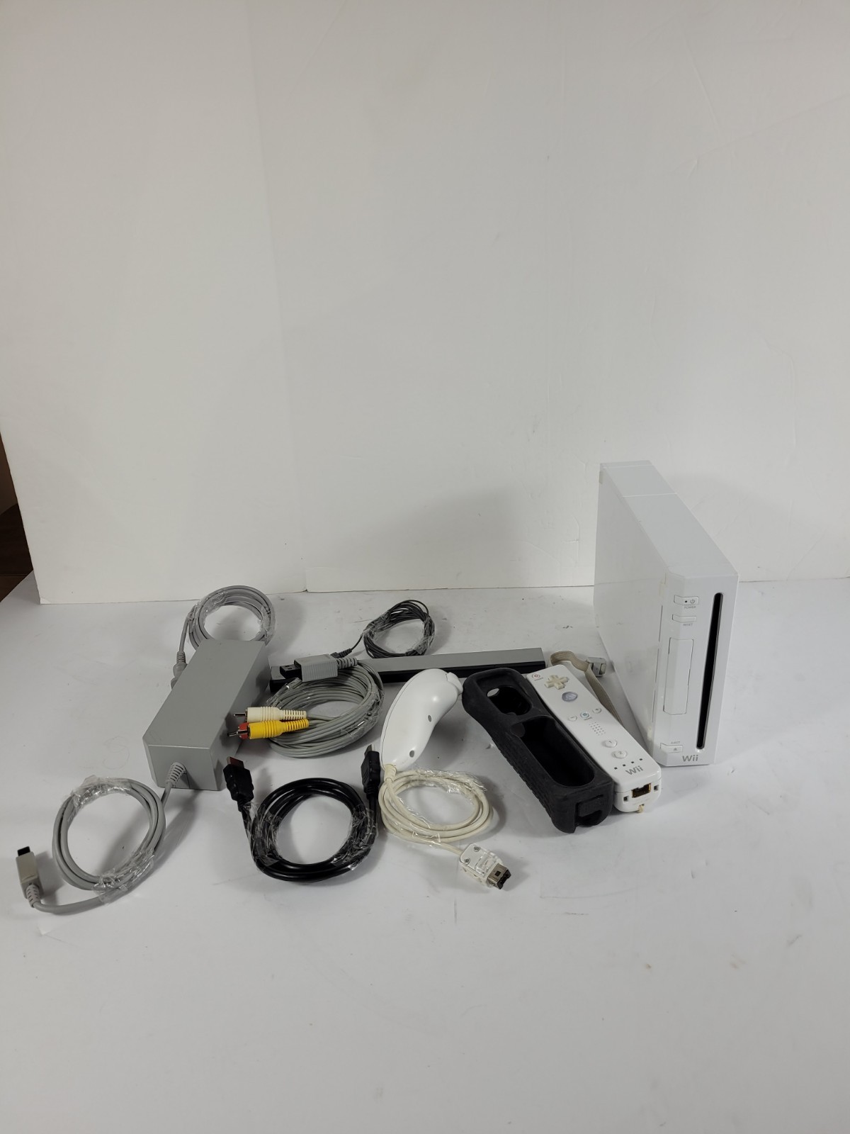 Nintendo Wii Console White RVL-001 Gamecube Compatible- Tested ! SHIPS FREE