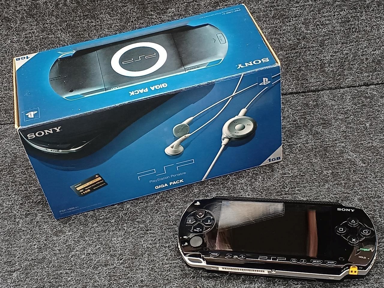 Sony PlayStation Portable PSP-1000 G1 Giga Pack Console Bundle A2391