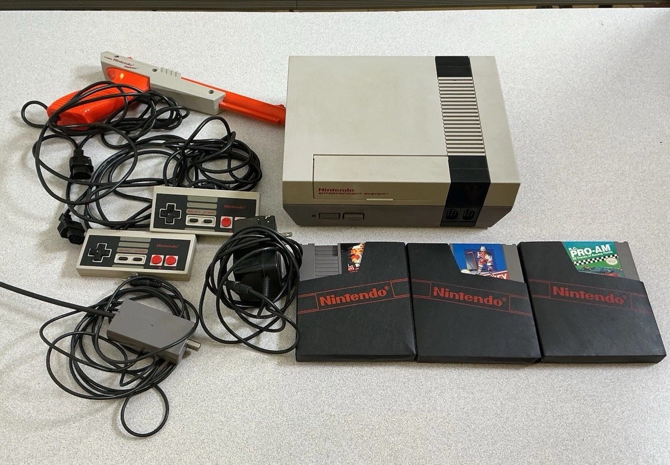 Nintendo Entertainment System Console 2 Controllers, Zapper, 3 Games Super Mario