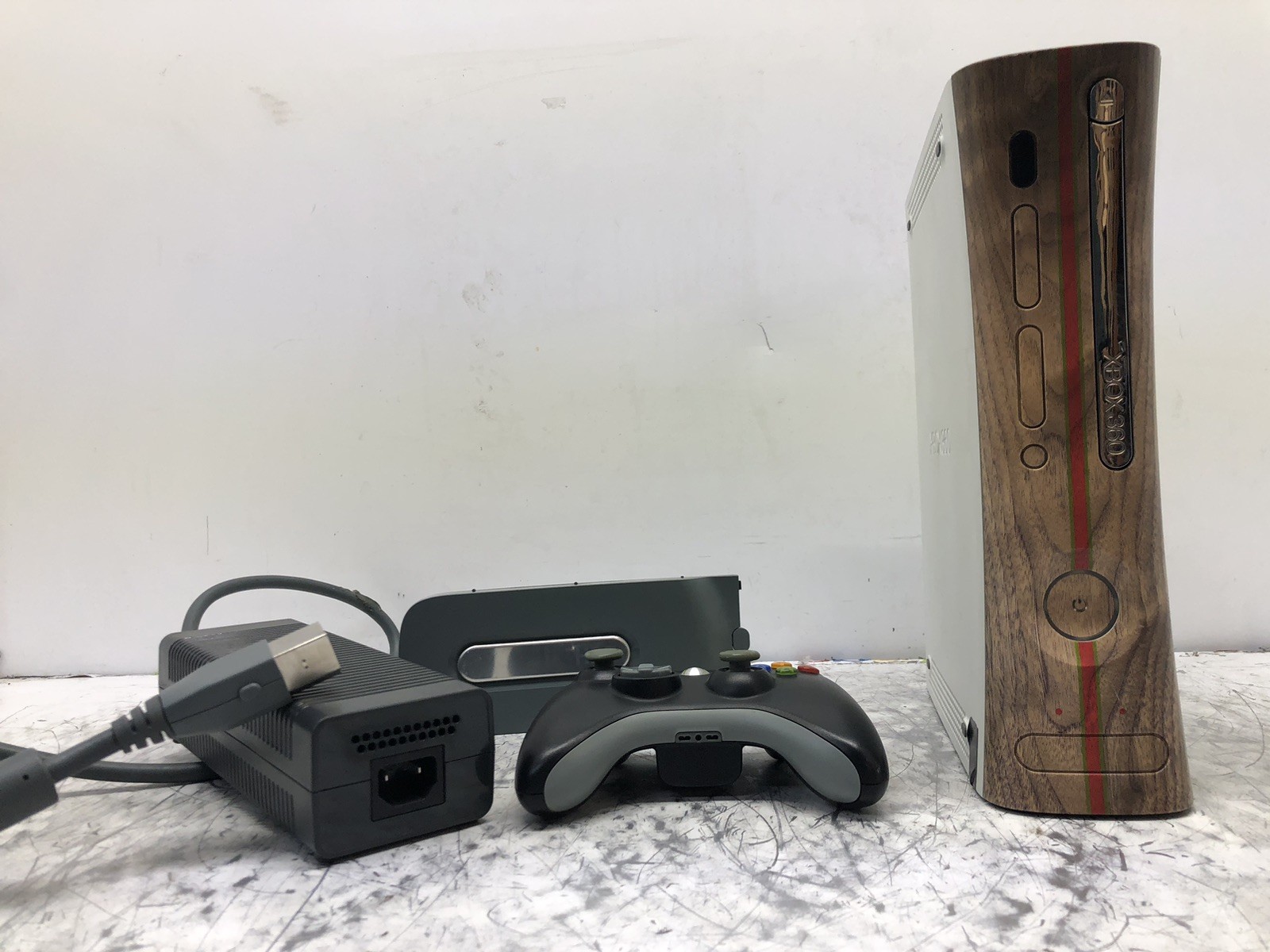 XBOX 360 CONSOLE PWRS ON DISC TRAY DOES NOT OPEN PLASTIC DAMAGED WITH CABLES
