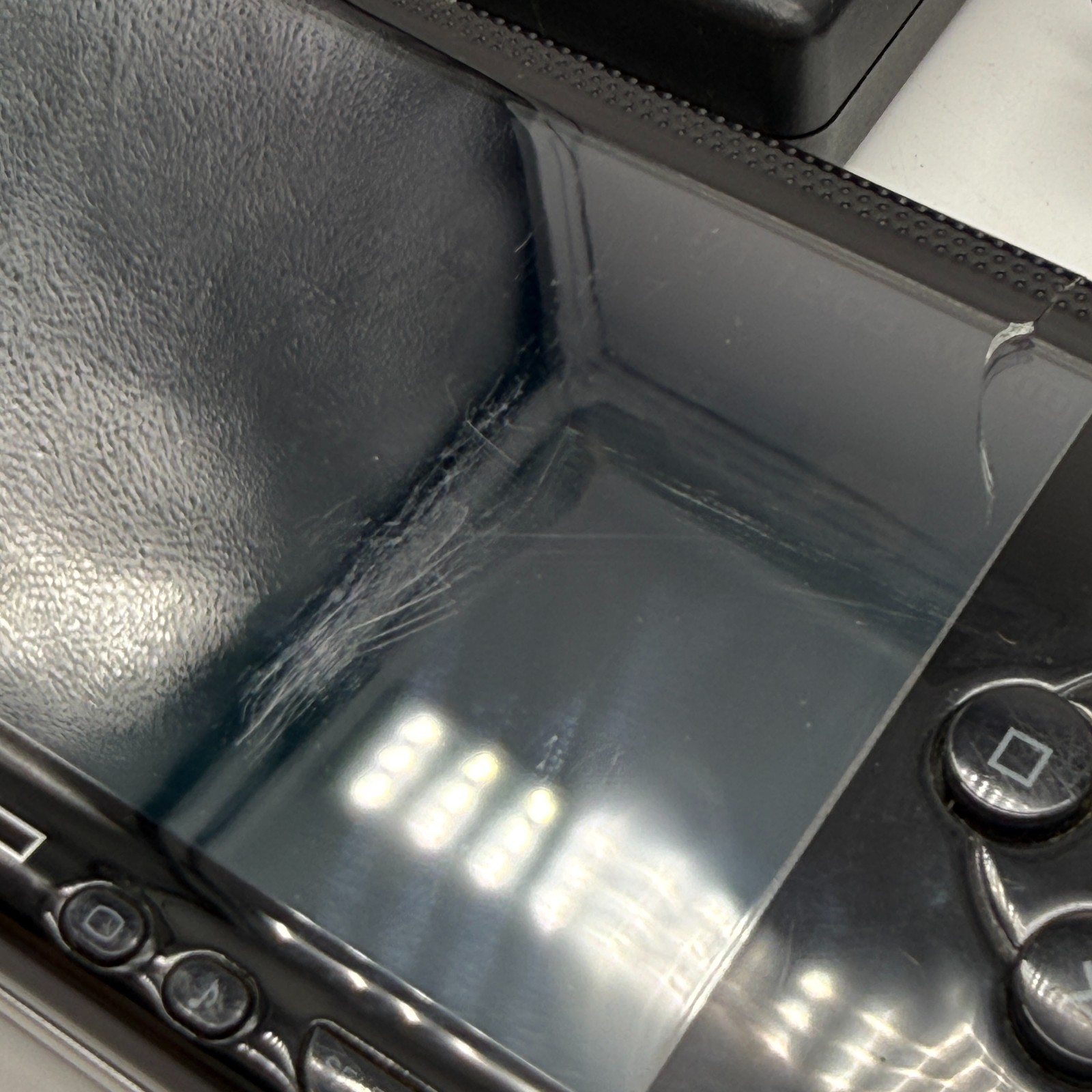 Sony Playstation PSP 1001 Console Black Charger 1GB SD (CRACK/SCRATCHED SCREEN)