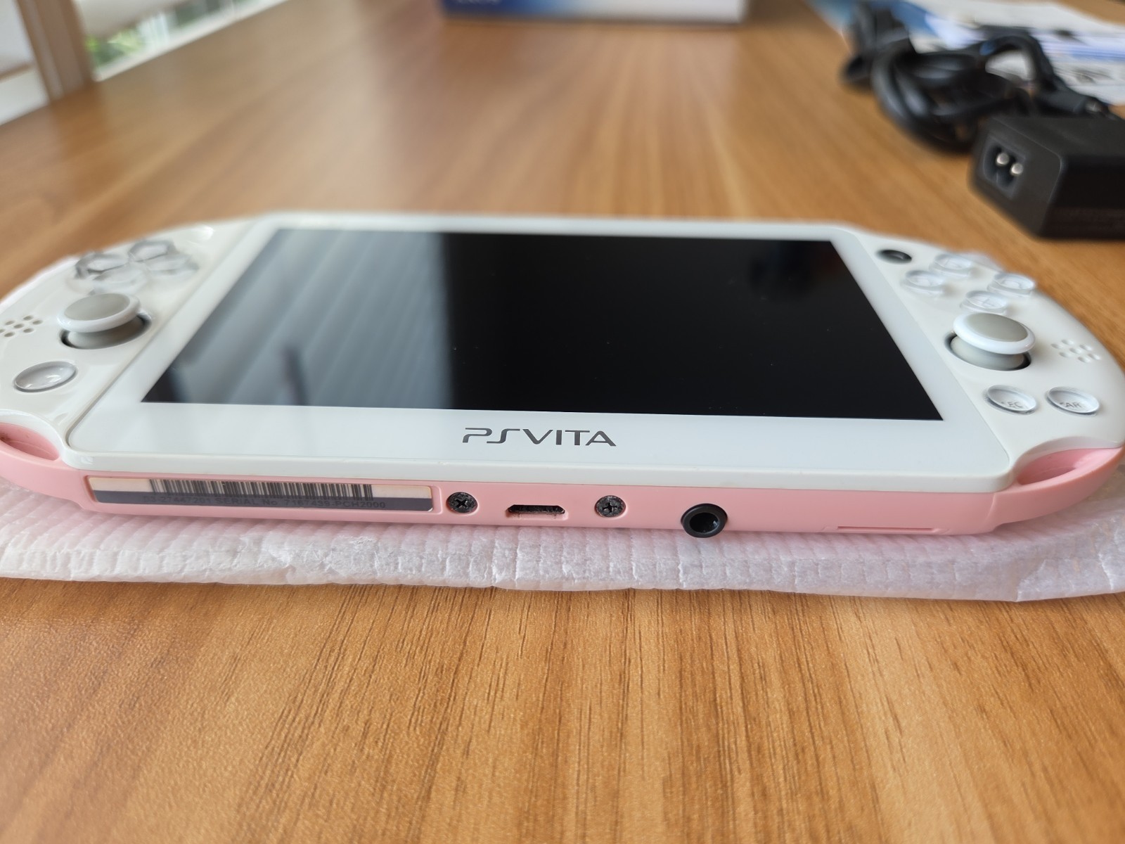 PS Vita Light Pink White PCH 2000 ZA19 Console CIB