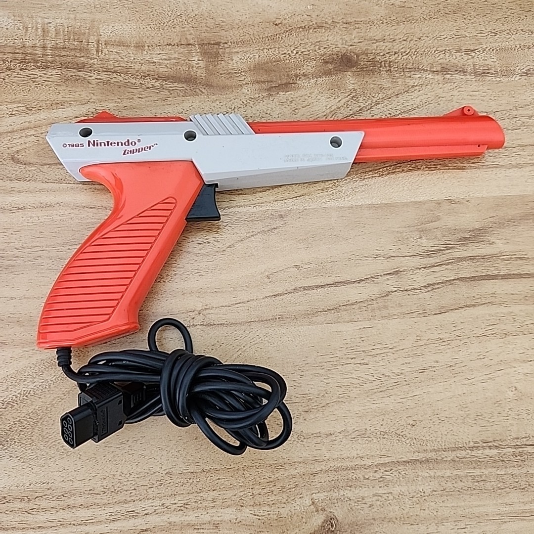 Nintendo NES Console System OEM w/ 2 Controllers Zapper RF Switch Power NES-001