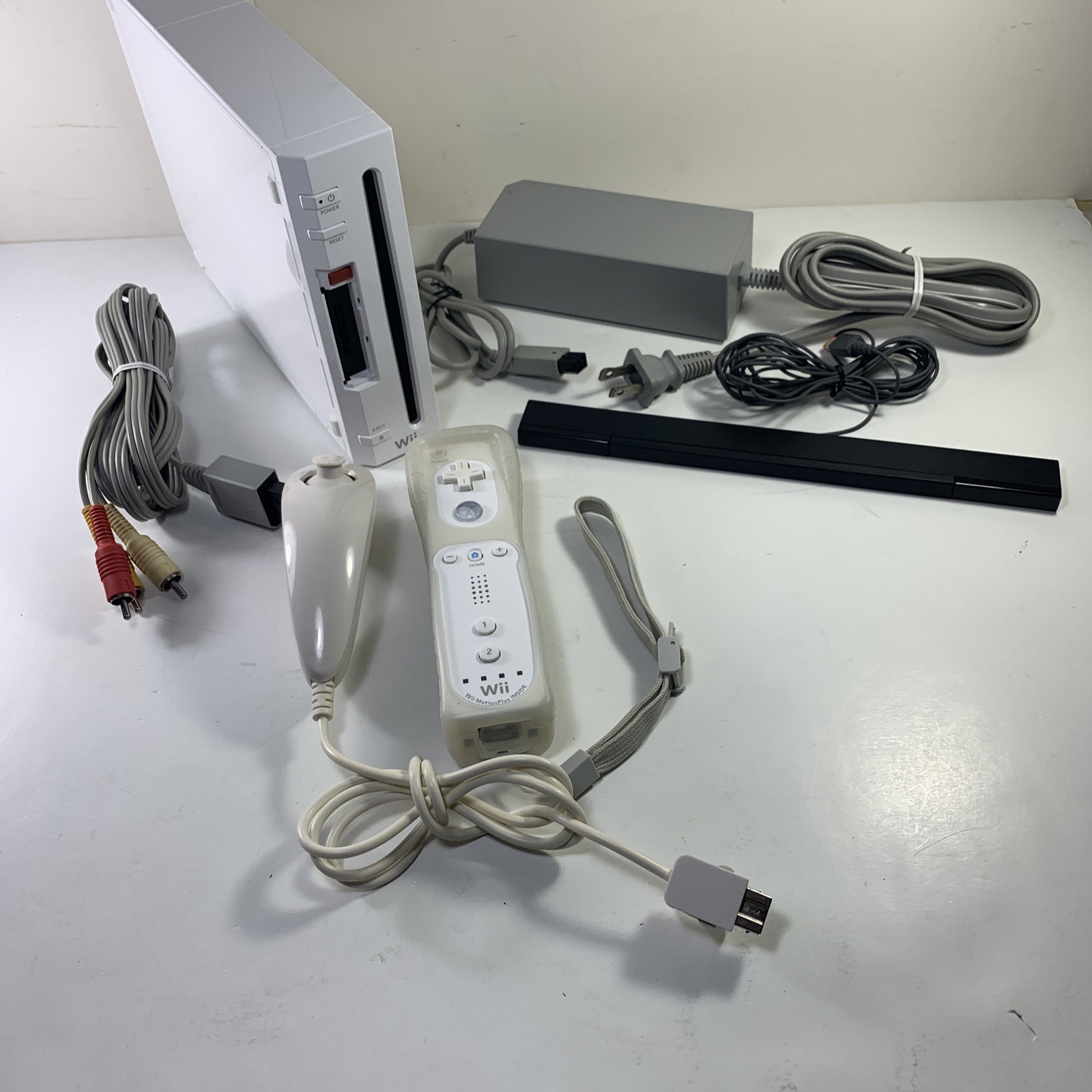 Nintendo Wii Console Bundle Model RVL-001 White USA 2006 Tested And Working
