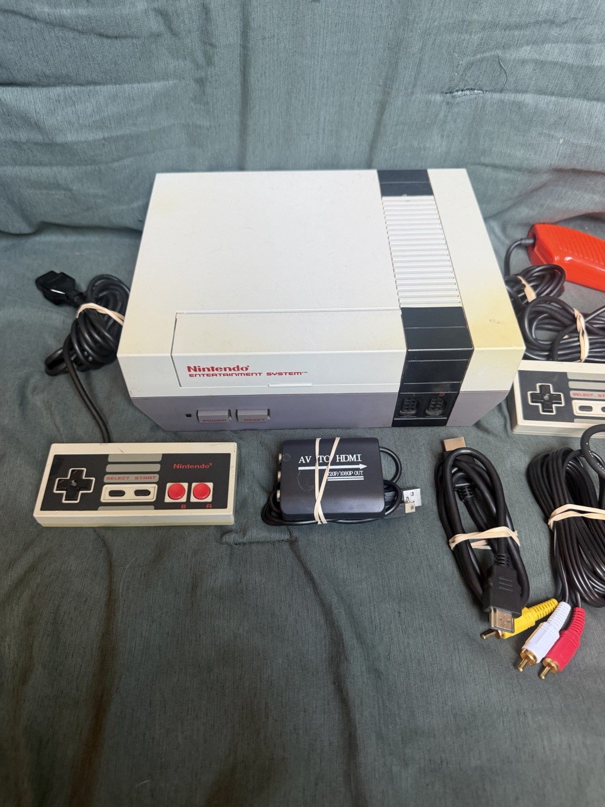 Nintendo NES Entertainment System Console Bundle w/ 2 Controllers & Zapper